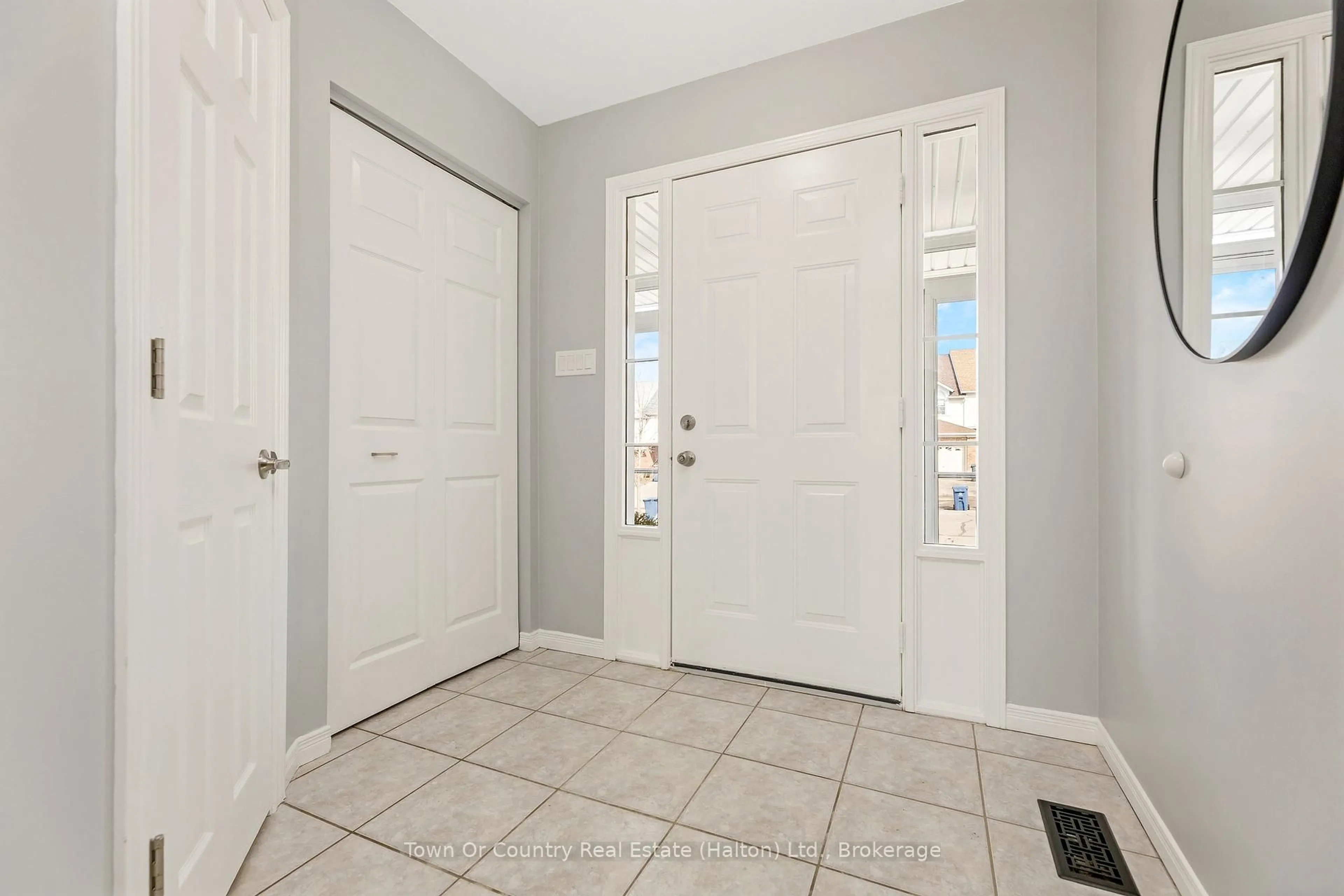 Indoor entryway for 10 Kearney St, Guelph Ontario N1E 7H2