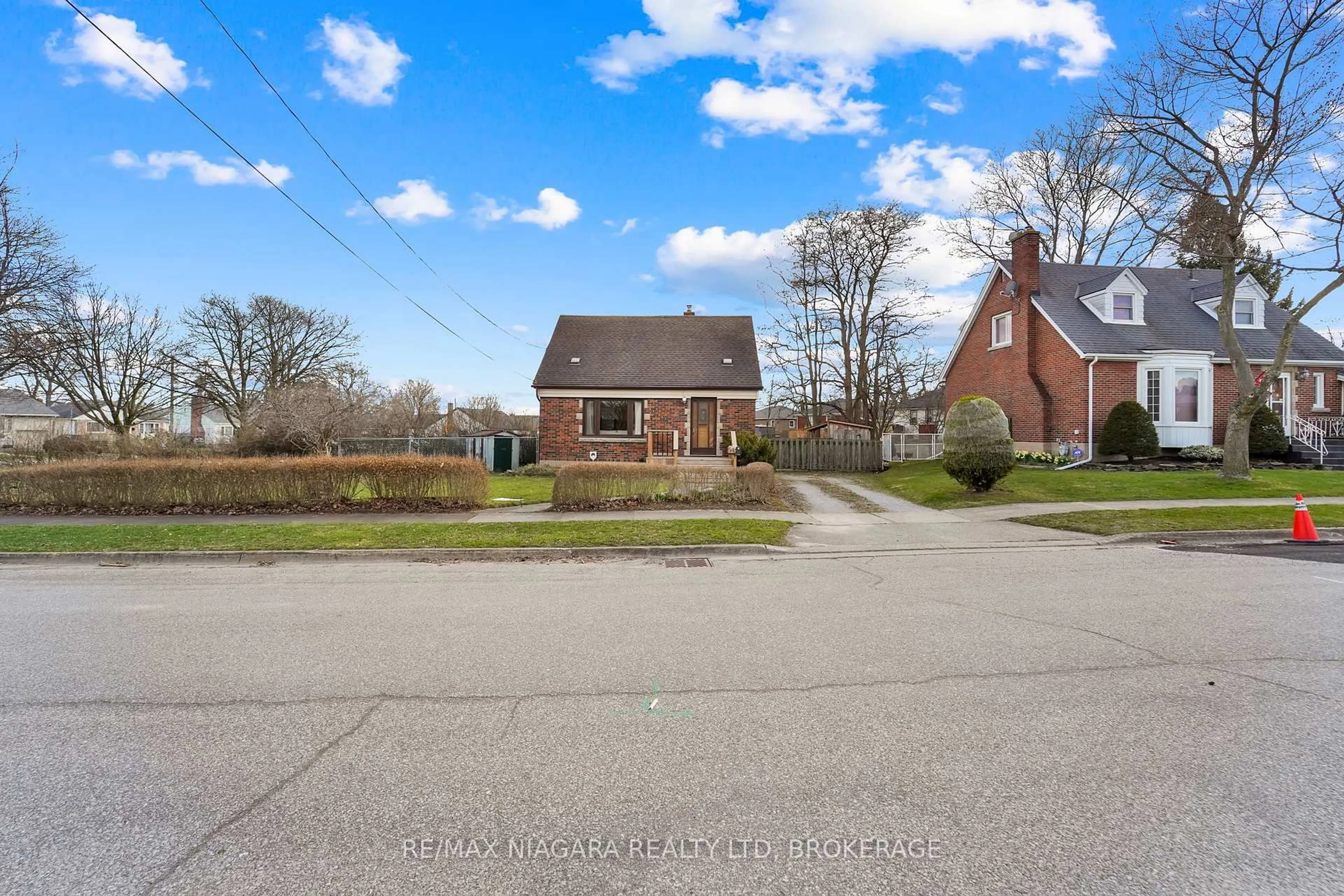 A pic from outside/outdoor area/front of a property/back of a property/a pic from drone, street for 5428 Inglis Dr, Niagara Falls Ontario L2E 2V2