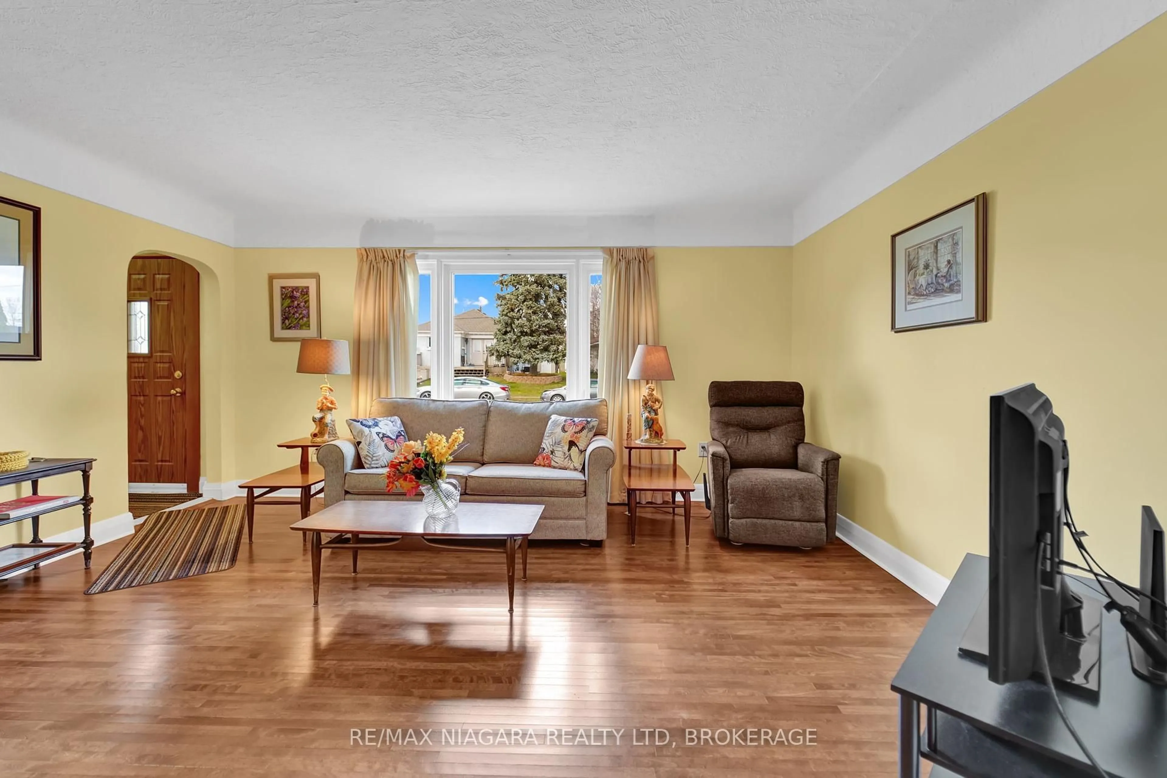 Living room with furniture, unknown for 5428 Inglis Dr, Niagara Falls Ontario L2E 2V2