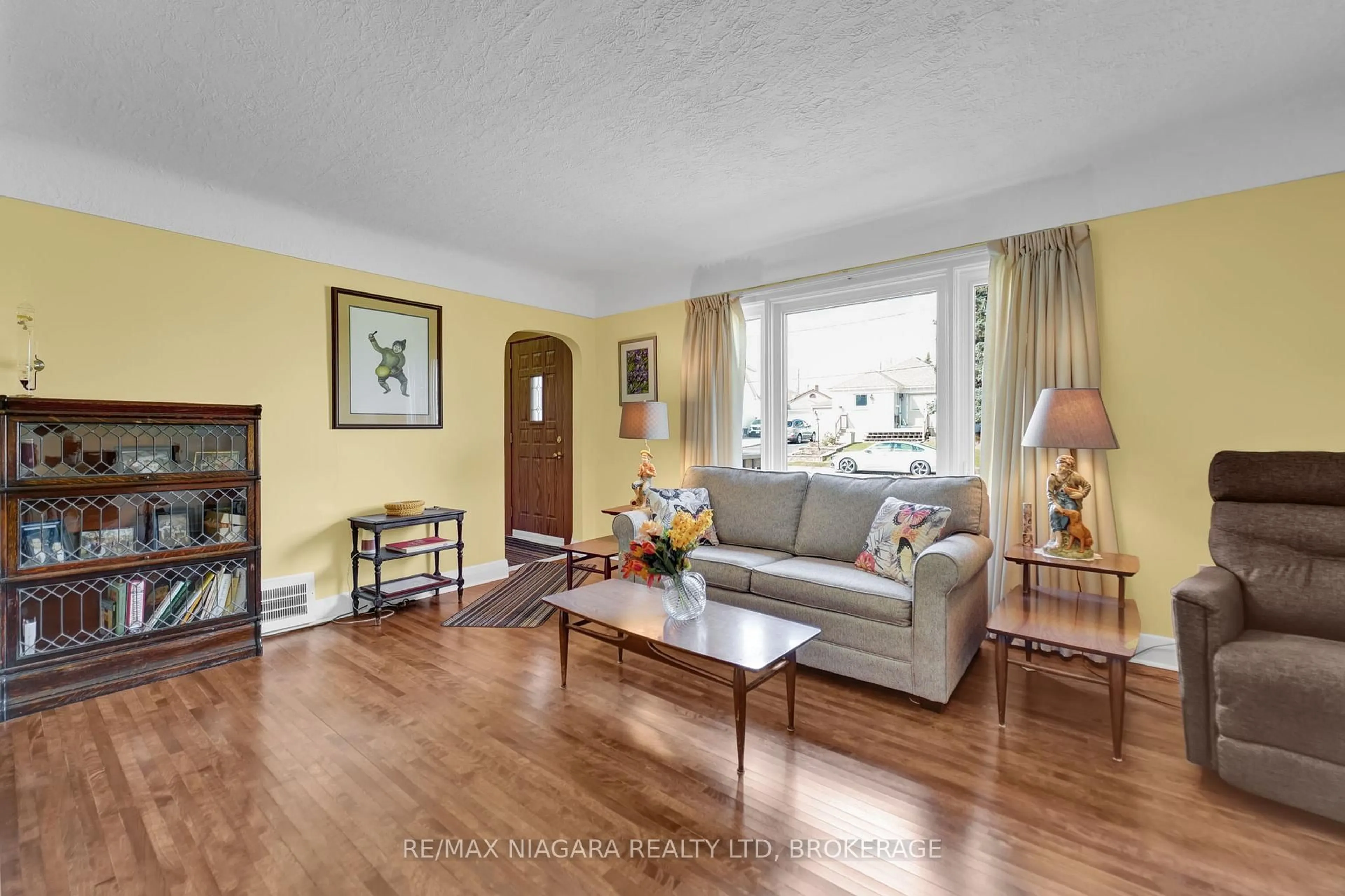 Living room with furniture, wood/laminate floor for 5428 Inglis Dr, Niagara Falls Ontario L2E 2V2