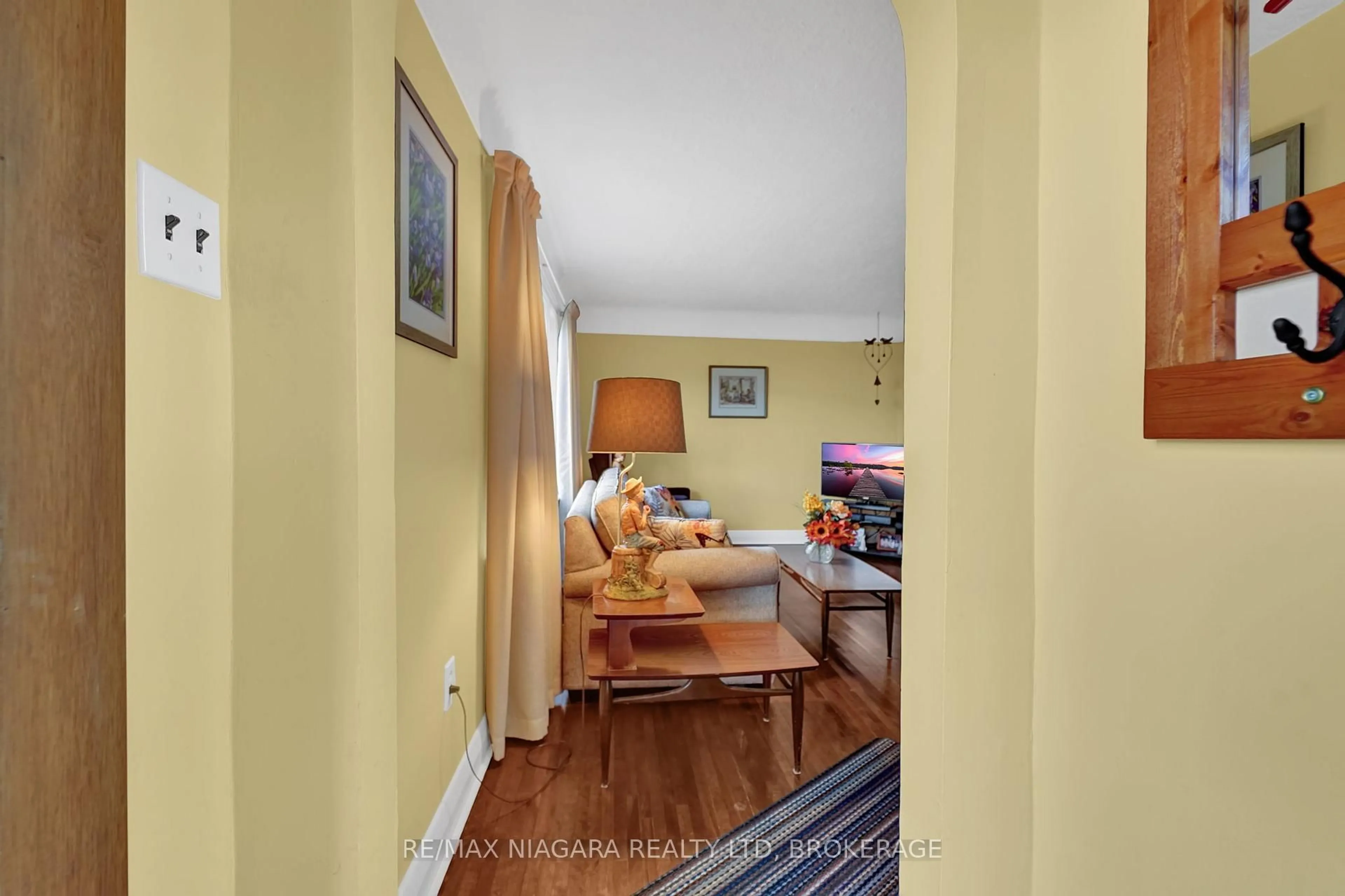 Indoor foyer for 5428 Inglis Dr, Niagara Falls Ontario L2E 2V2
