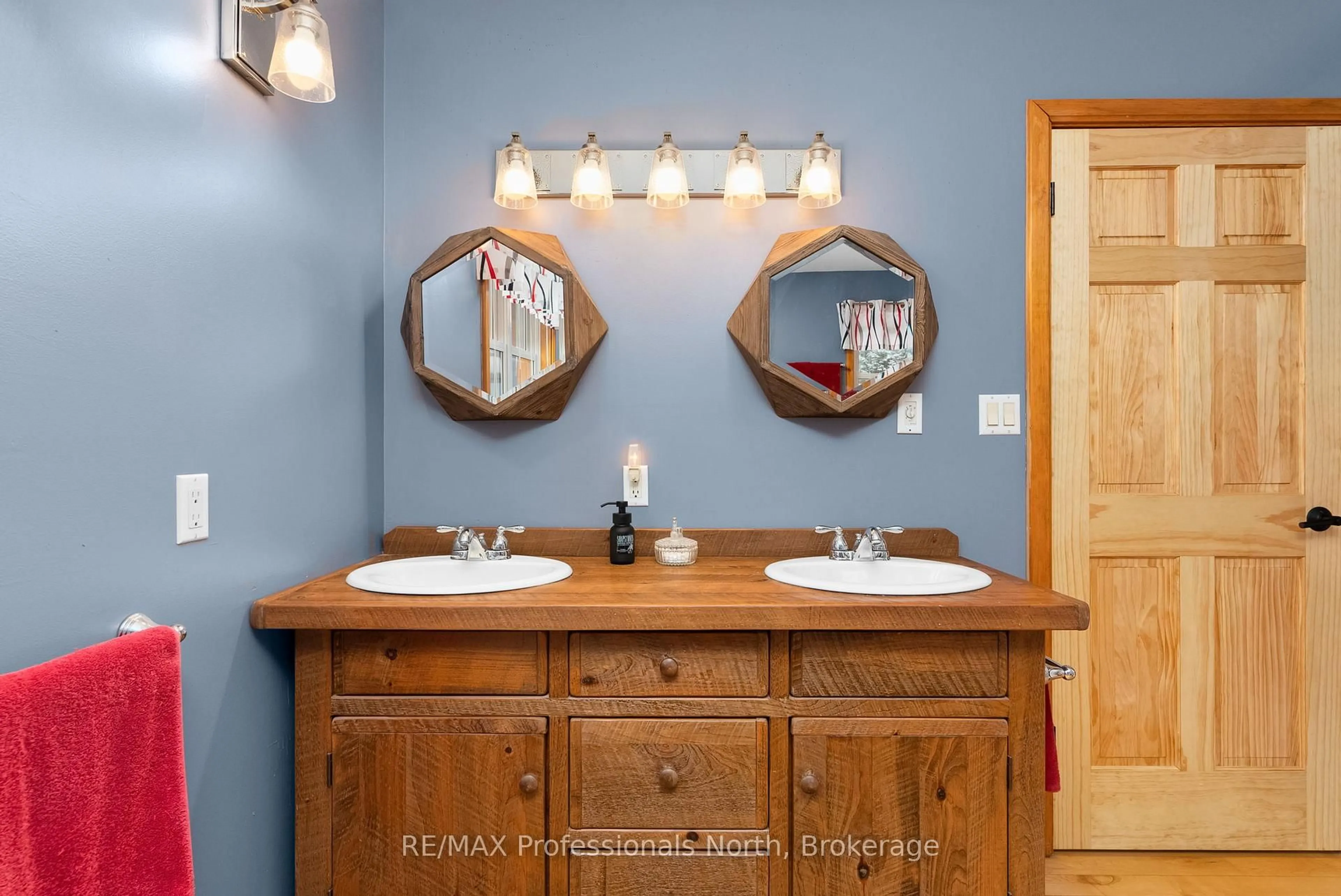 Standard bathroom, ceramic/tile floor for 2901 Limberlost Rd #3, Lake of Bays Ontario P1H 2J6