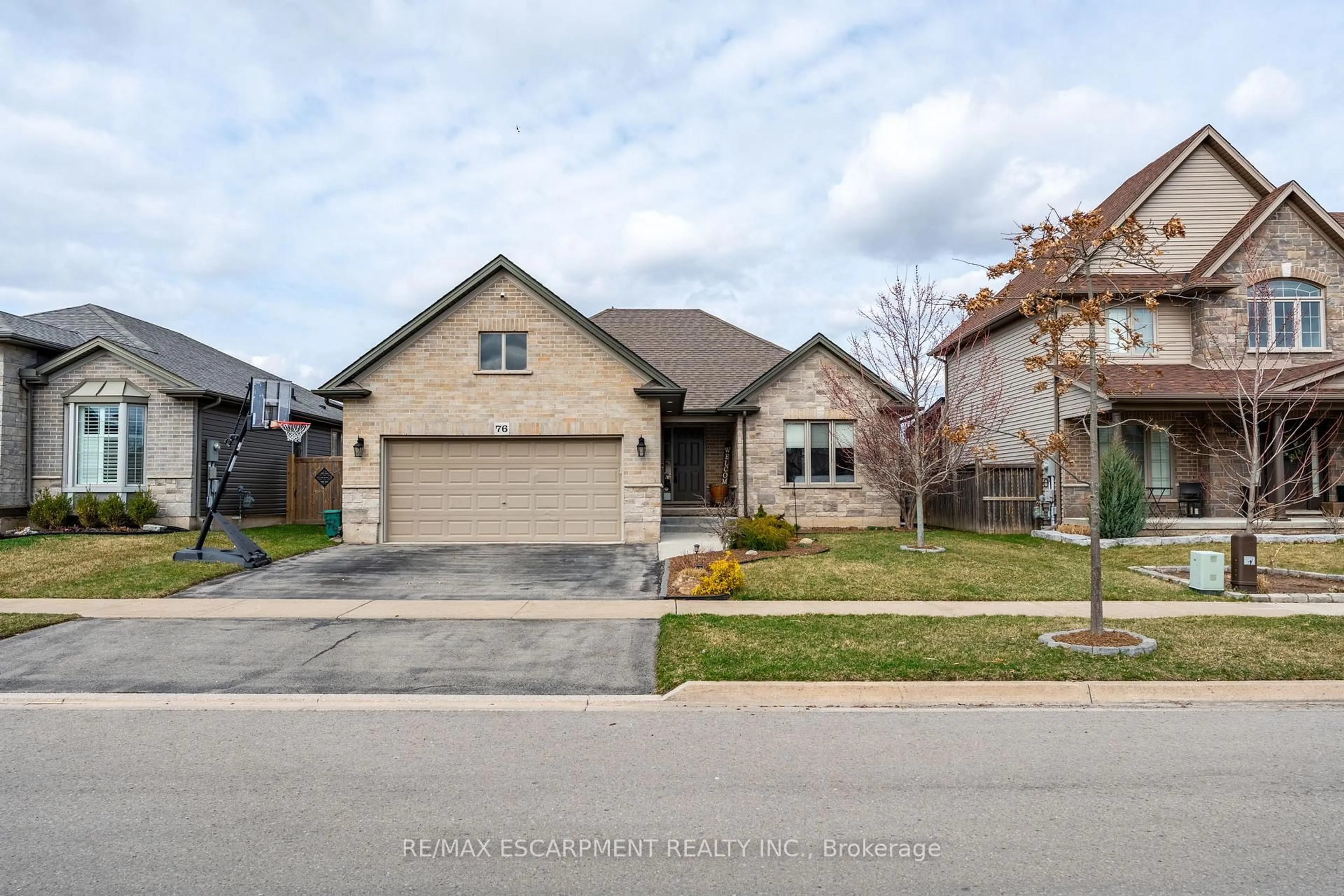 Home with brick exterior material, street for 76 Oakdale Blvd, West Lincoln Ontario L0R 2A0