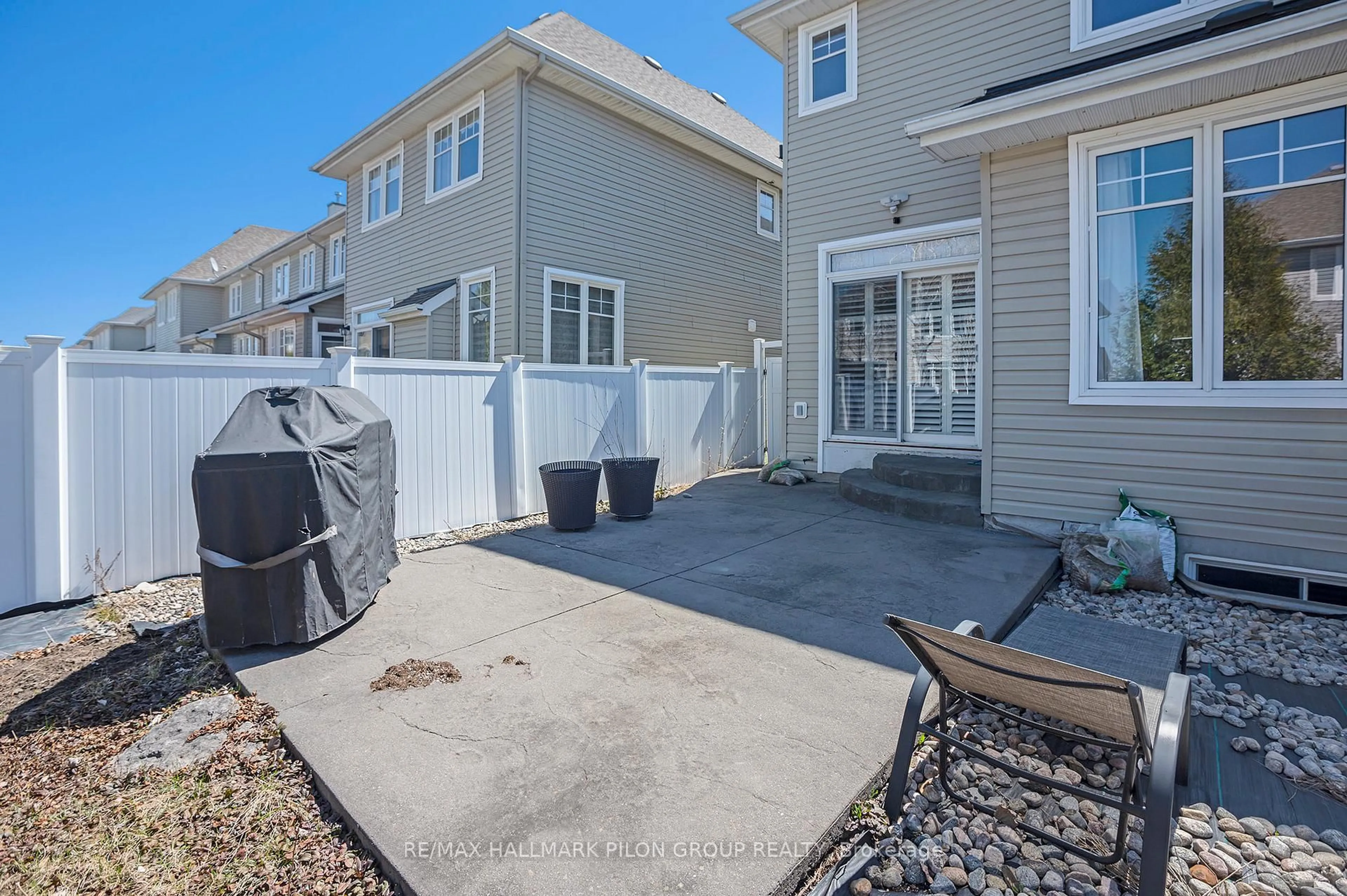 Patio, street for 418 Rochefort Circ, Ottawa Ontario K4A 0M8