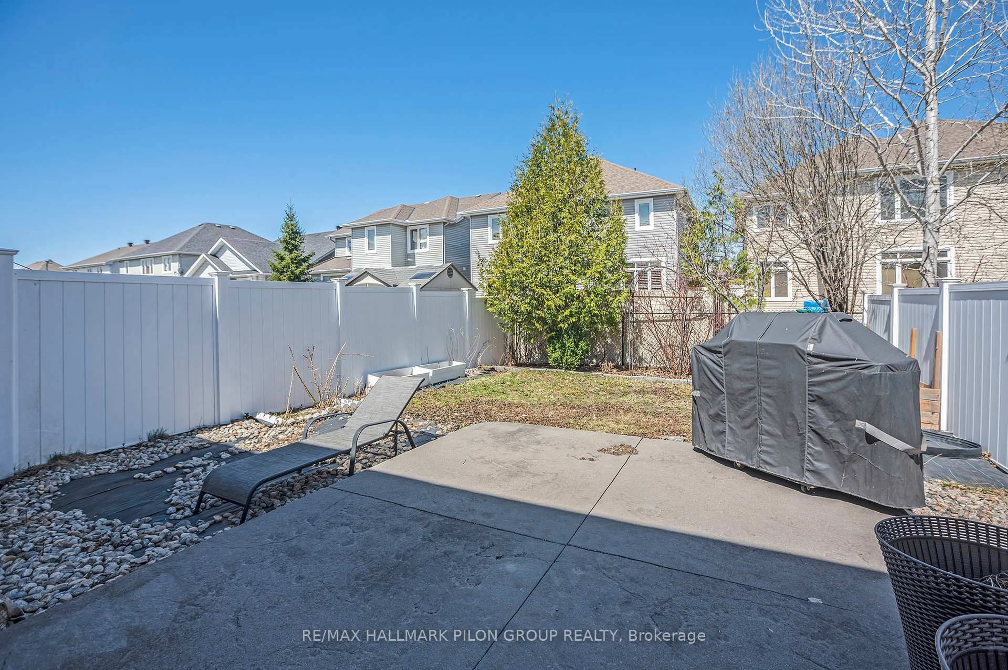 A pic from outside/outdoor area/front of a property/back of a property/a pic from drone, street for 418 Rochefort Circ, Ottawa Ontario K4A 0M8