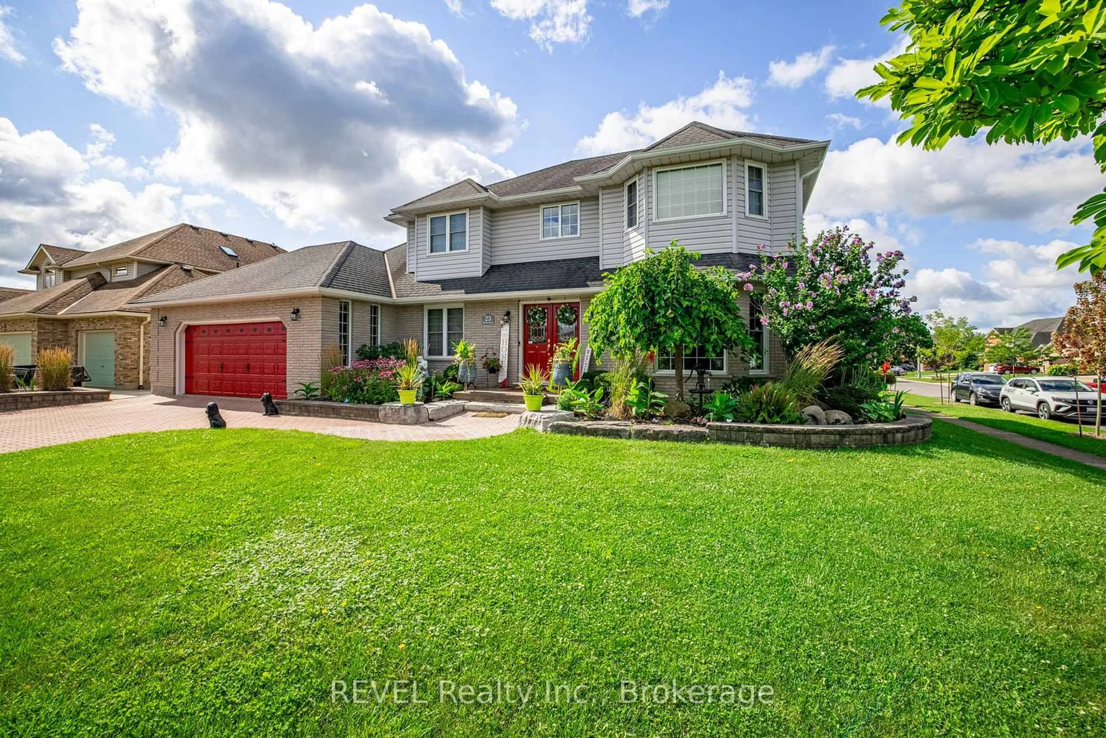 A pic from outside/outdoor area/front of a property/back of a property/a pic from drone, street for 23 Green Meadow Cres, Welland Ontario L3C 6X2