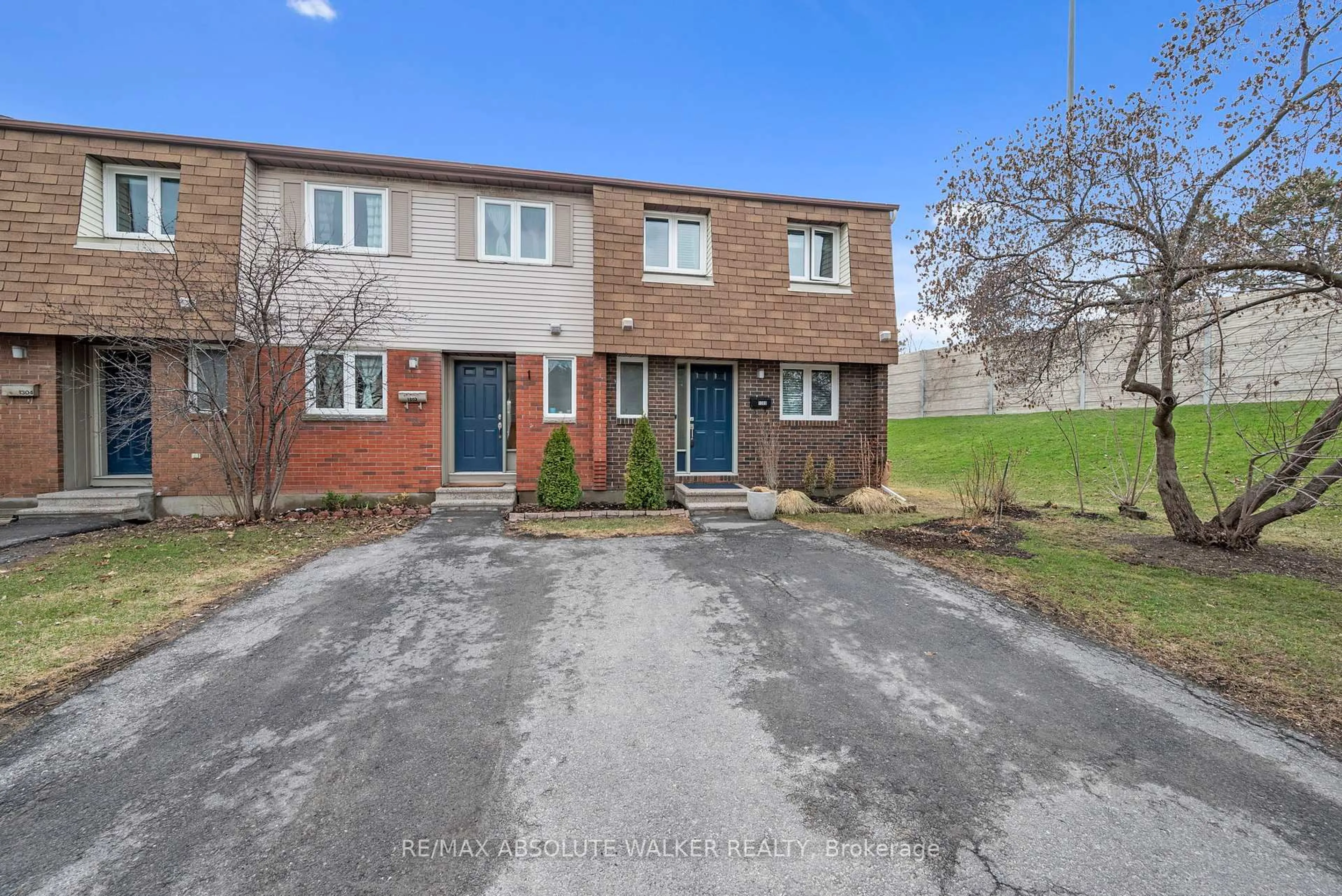 A pic from outside/outdoor area/front of a property/back of a property/a pic from drone, street for 1300 Alness Crt, Ottawa Ontario K1B 5H2