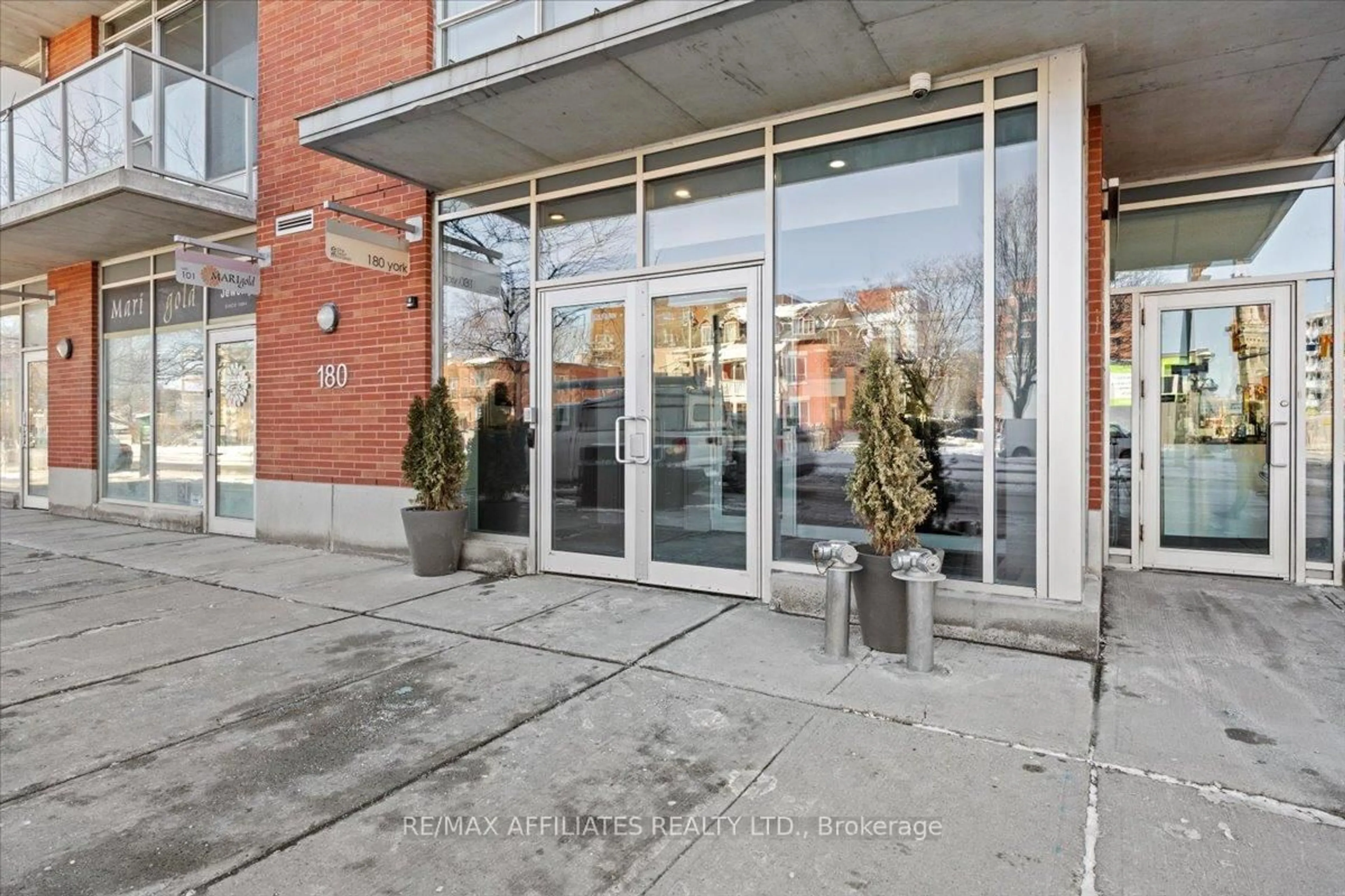 Indoor foyer for 180 York St #201, Ottawa Ontario K1N 1J6