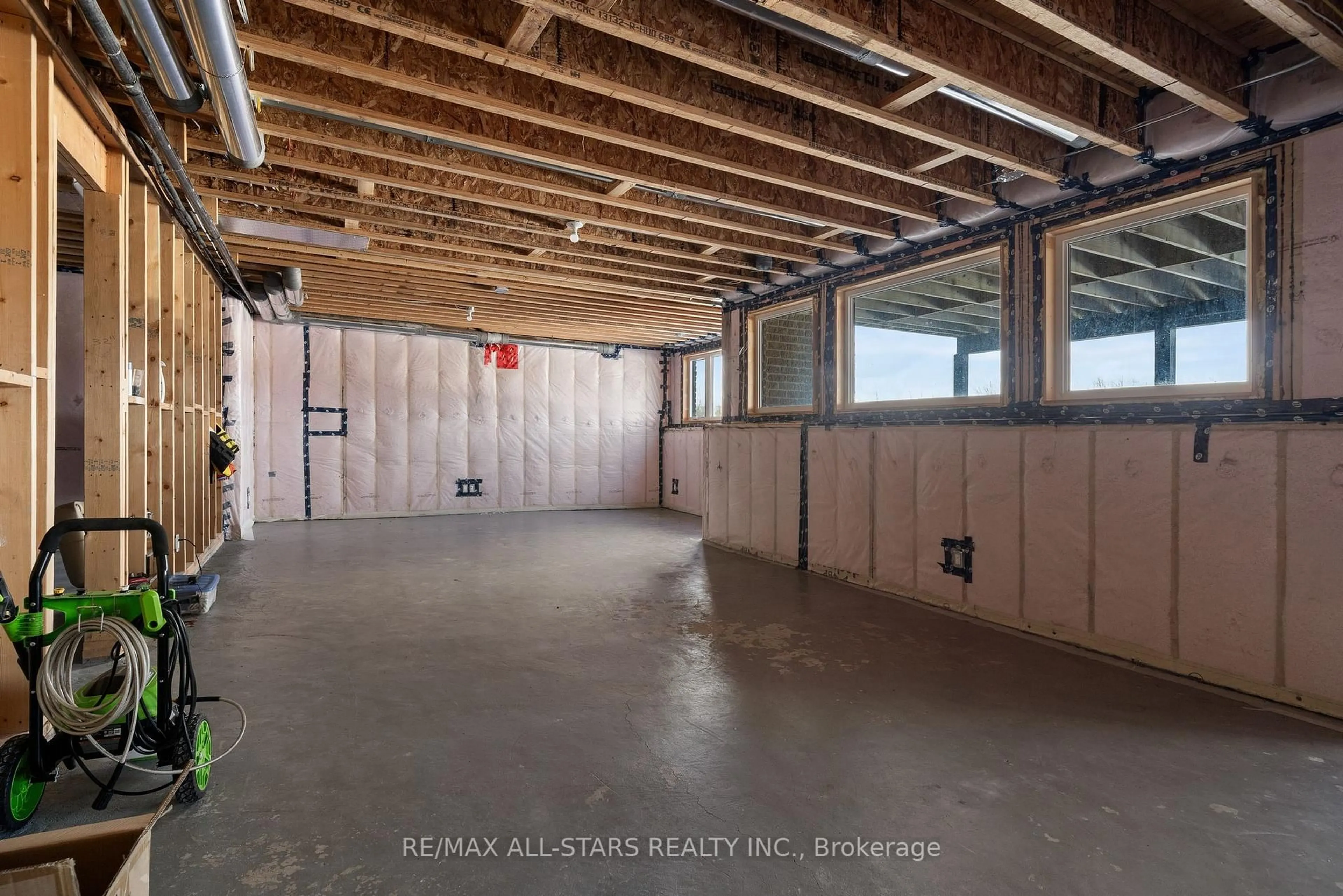 Indoor garage for 16 Avalon Dr, Kawartha Lakes Ontario K0M 1N0