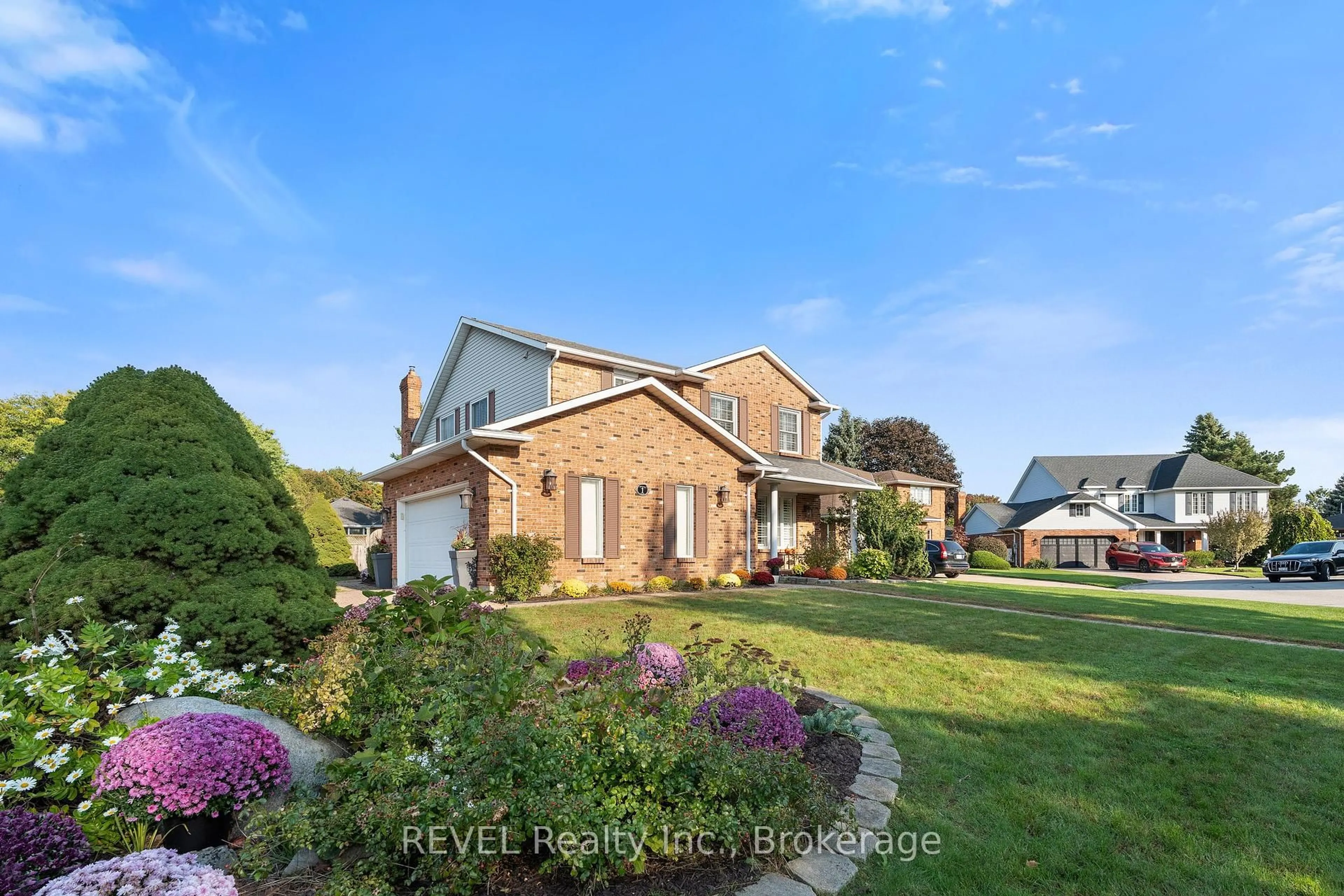 A pic from outside/outdoor area/front of a property/back of a property/a pic from drone, unknown for 1 Spartan Crt, St. Catharines Ontario L2N 7M5