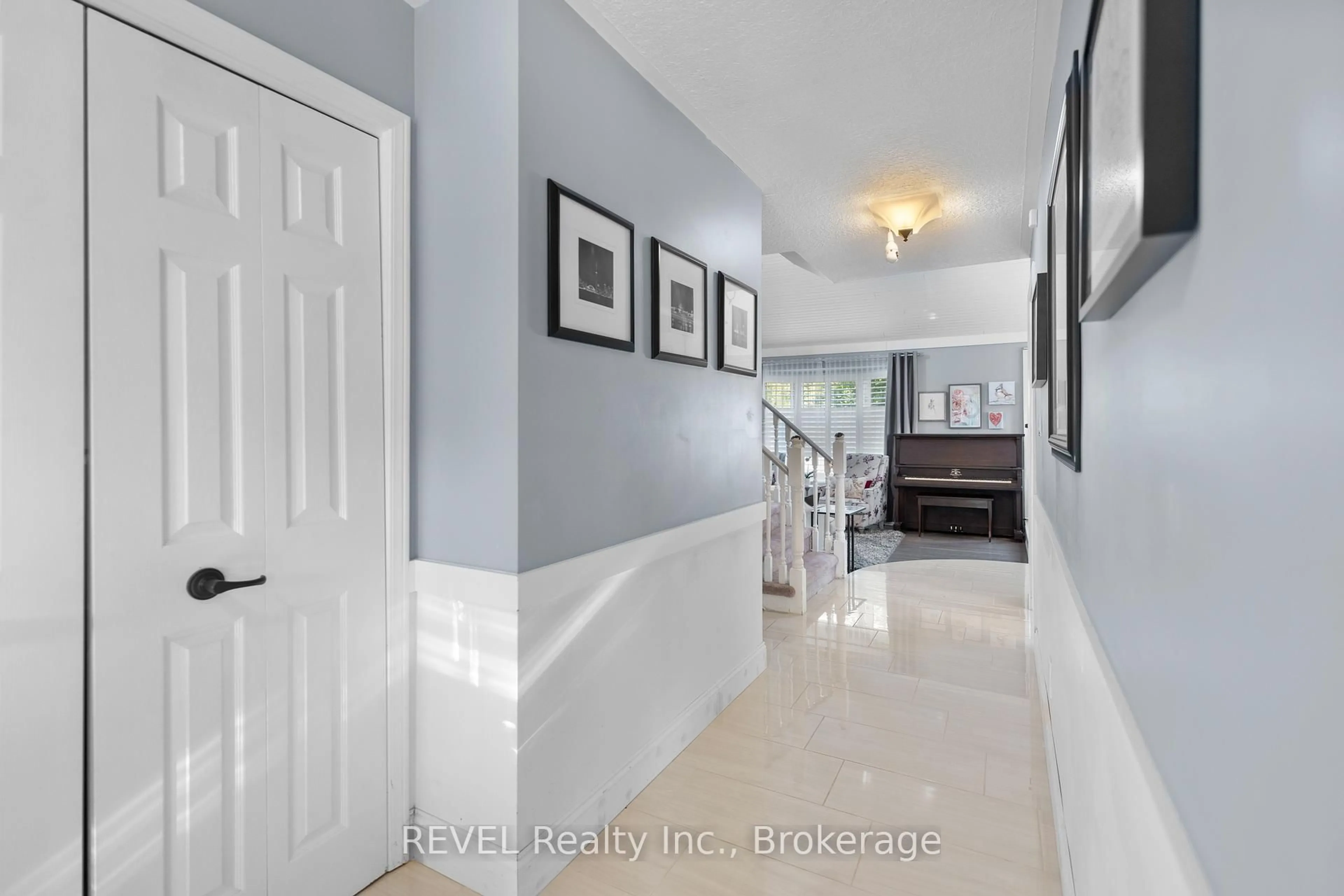 Indoor entryway for 1 Spartan Crt, St. Catharines Ontario L2N 7M5