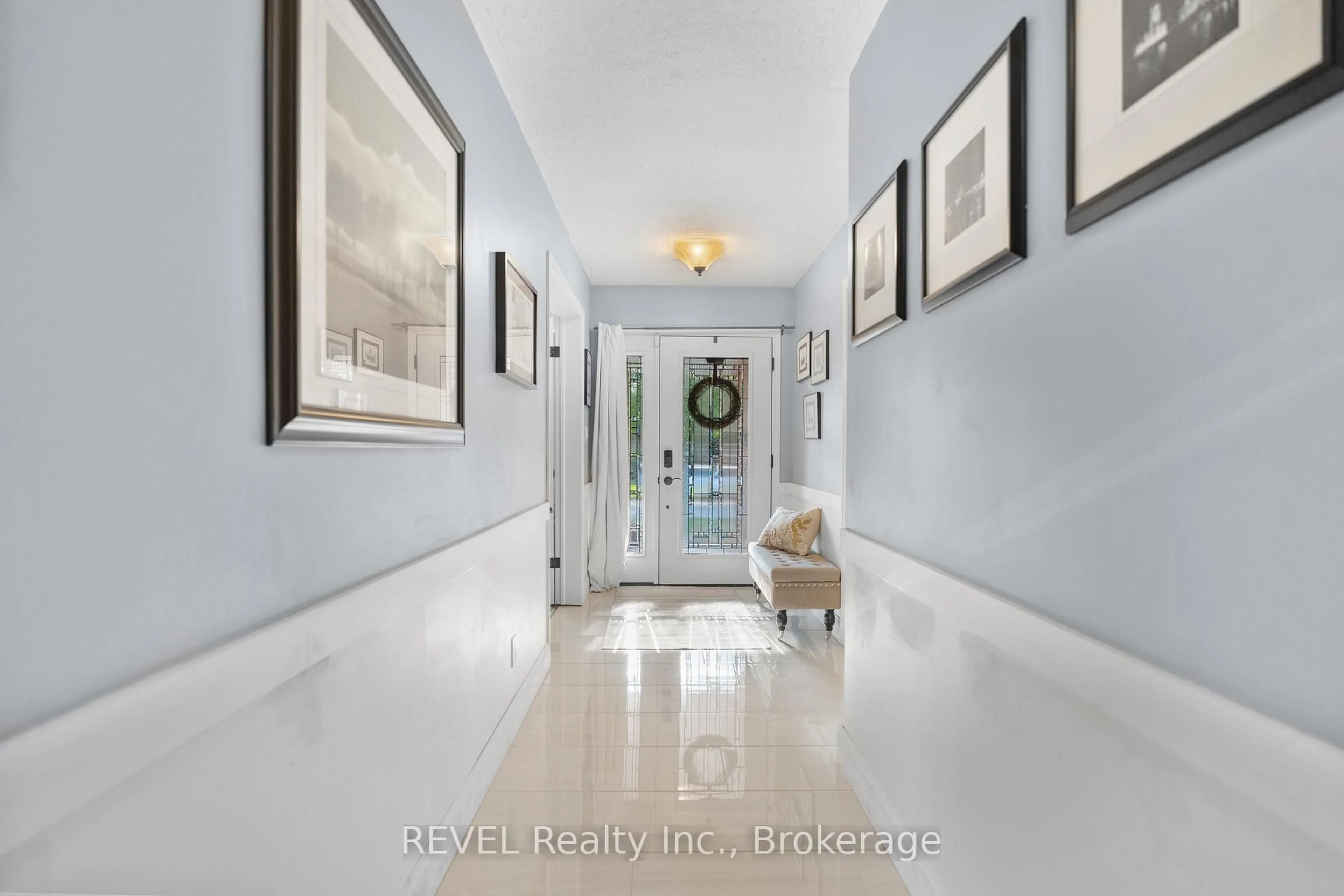 Indoor foyer for 1 Spartan Crt, St. Catharines Ontario L2N 7M5