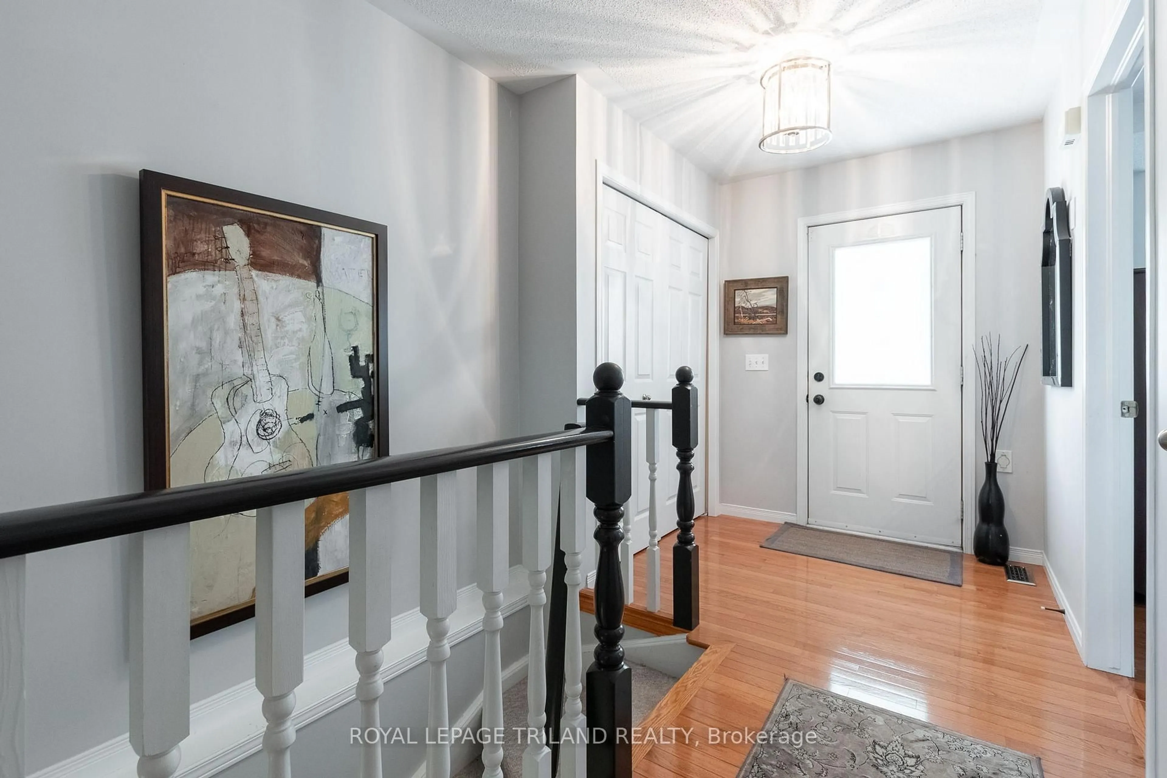Indoor entryway for 122 Sherwood Forest Sq #2, London North Ontario N6G 5G8