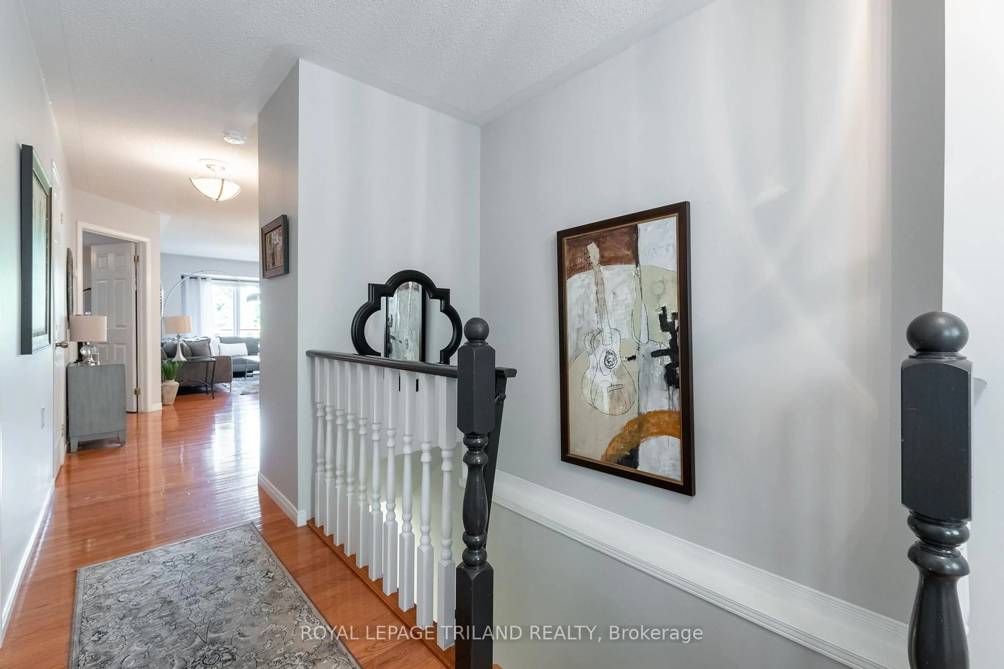 Indoor entryway for 122 Sherwood Forest Sq #2, London North Ontario N6G 5G8