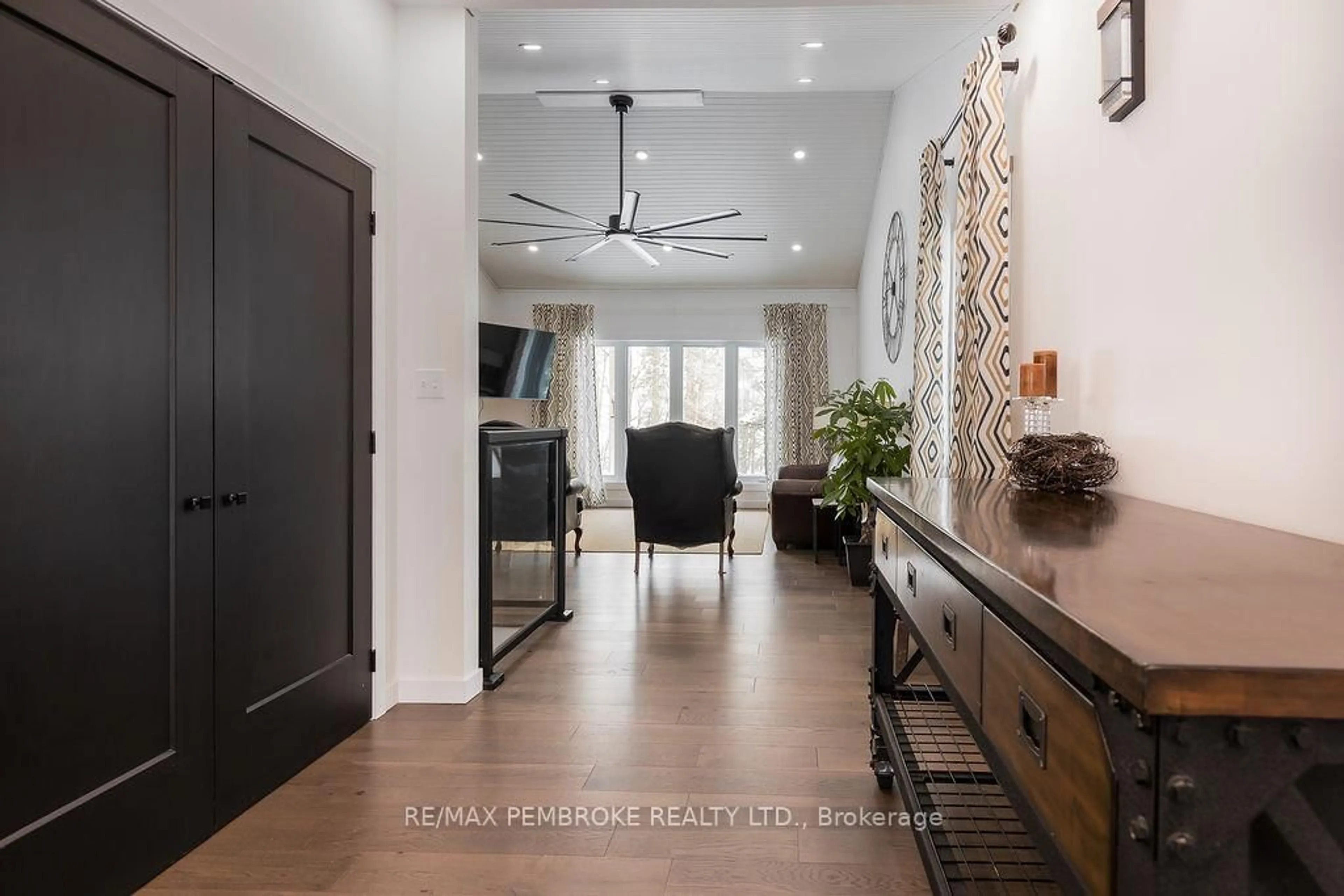 Indoor entryway for 9 Smith St, Beachburg Ontario K0J 1C0