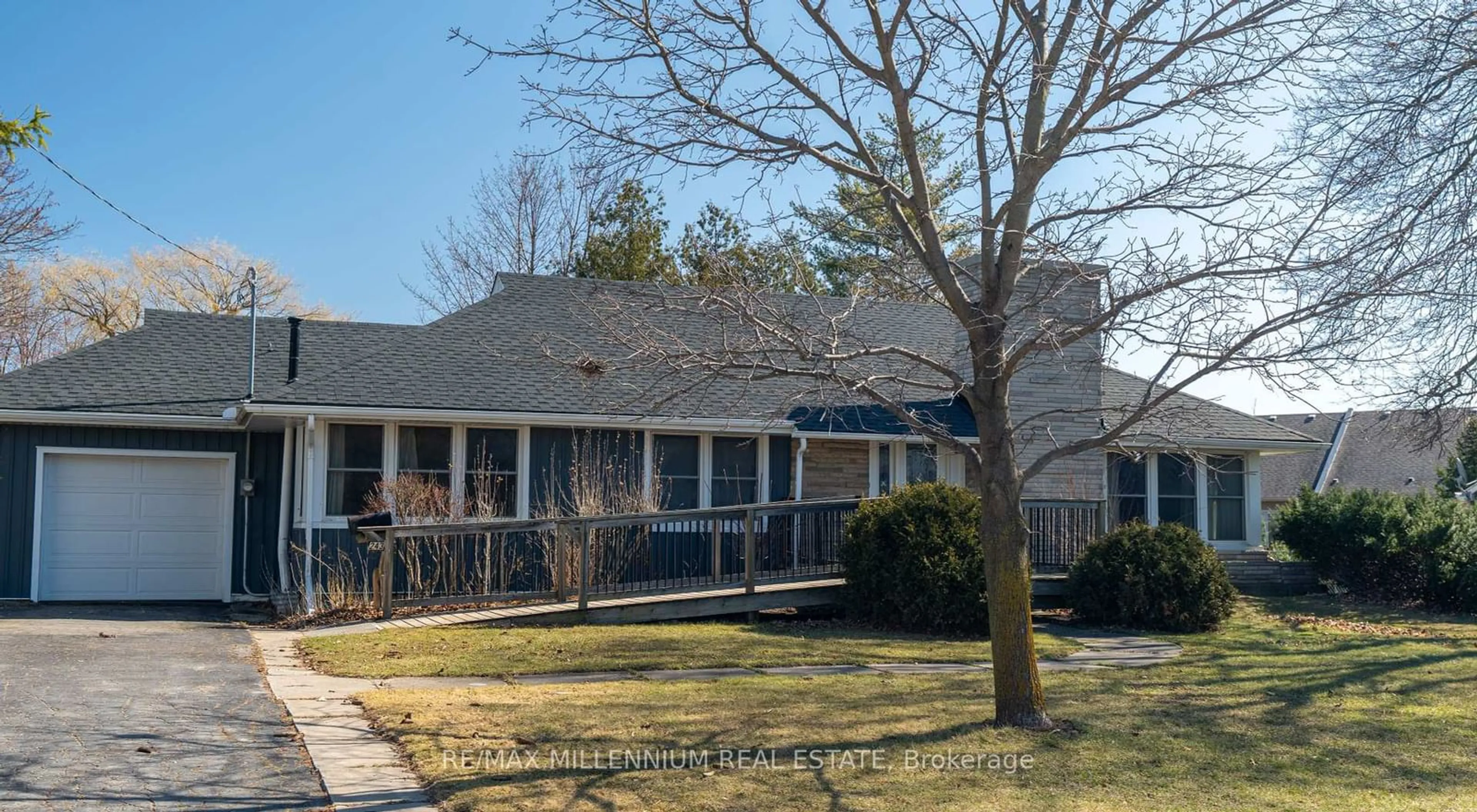 Home with vinyl exterior material, street for 243 West St, West Lincoln Ontario L0R 2A0