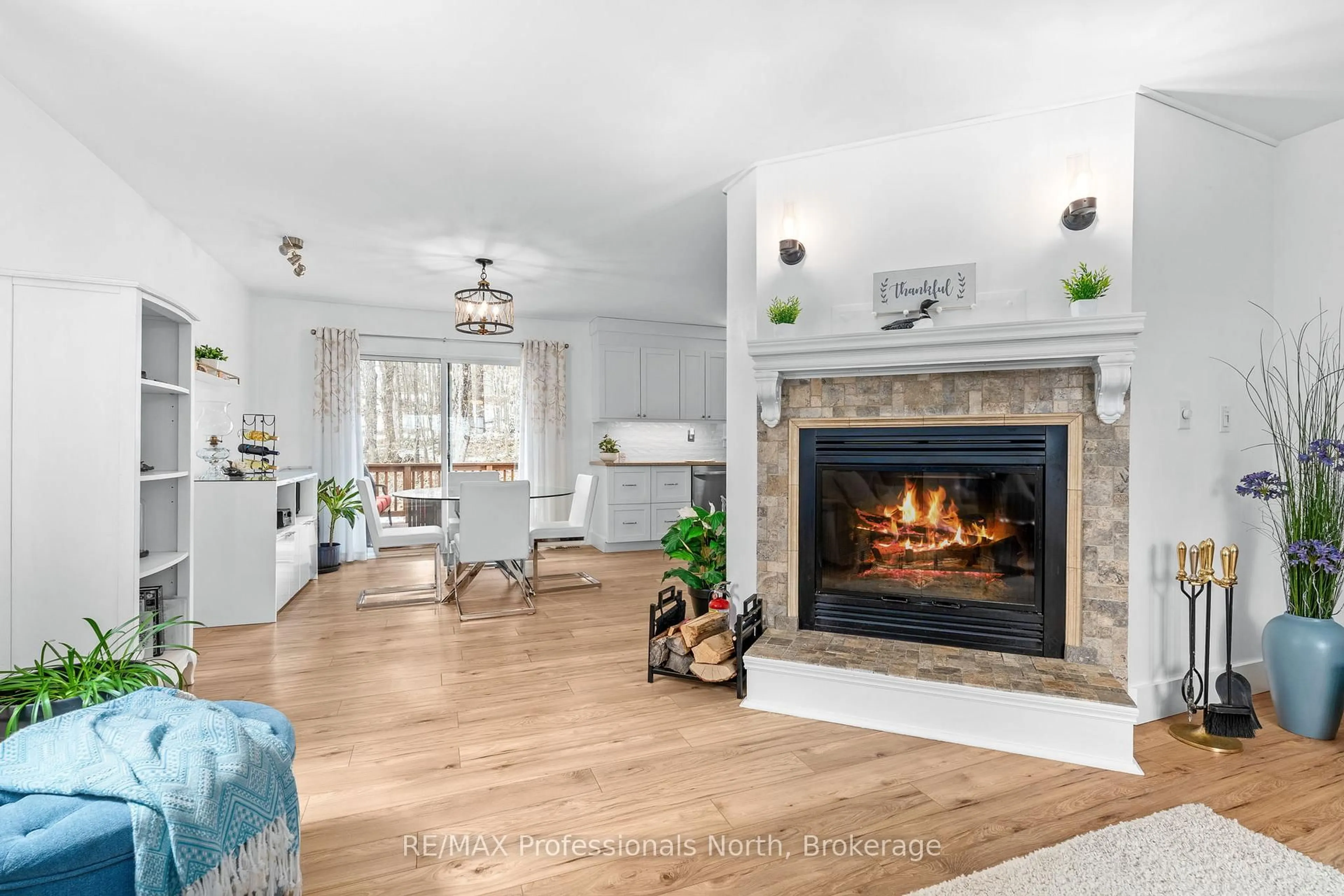 Living room with furniture, unknown for 7 Mirror Lake Dr, Muskoka Lakes Ontario P0B 1J0