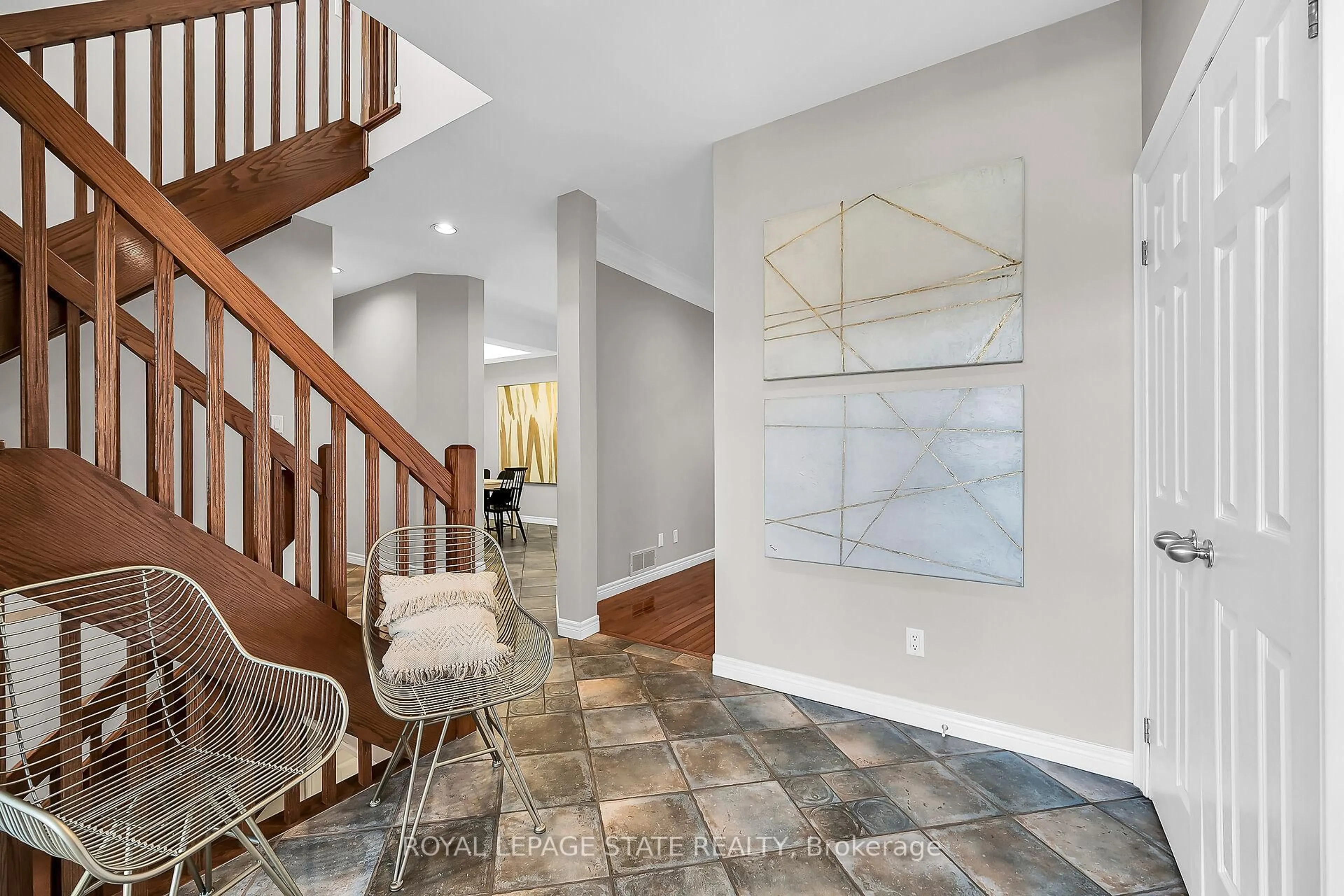 Indoor entryway for 63 Benvenuto Cres, Hamilton Ontario L9B 2J8