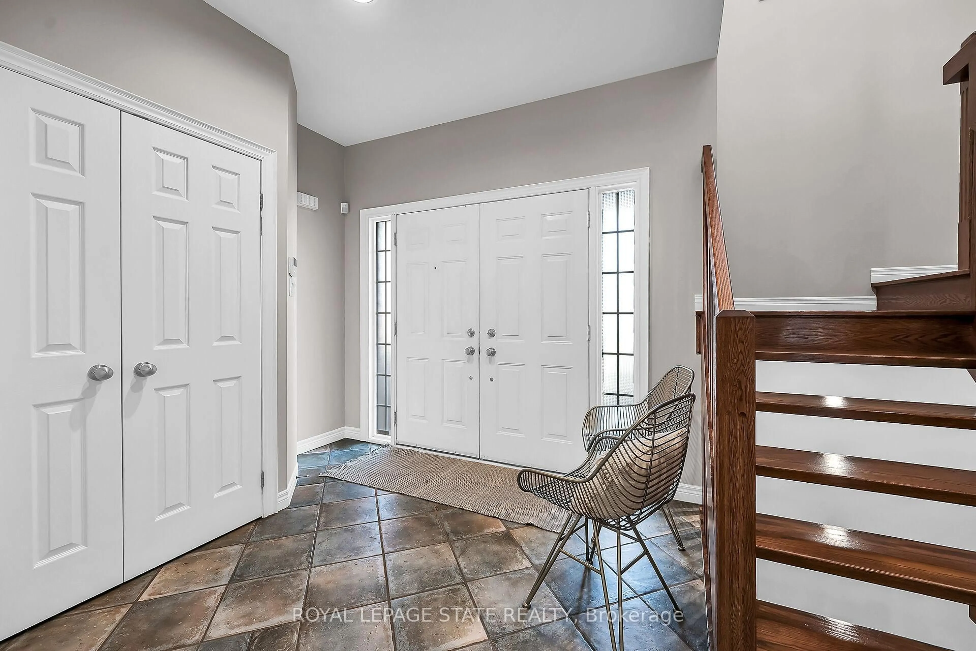 Indoor entryway for 63 Benvenuto Cres, Hamilton Ontario L9B 2J8