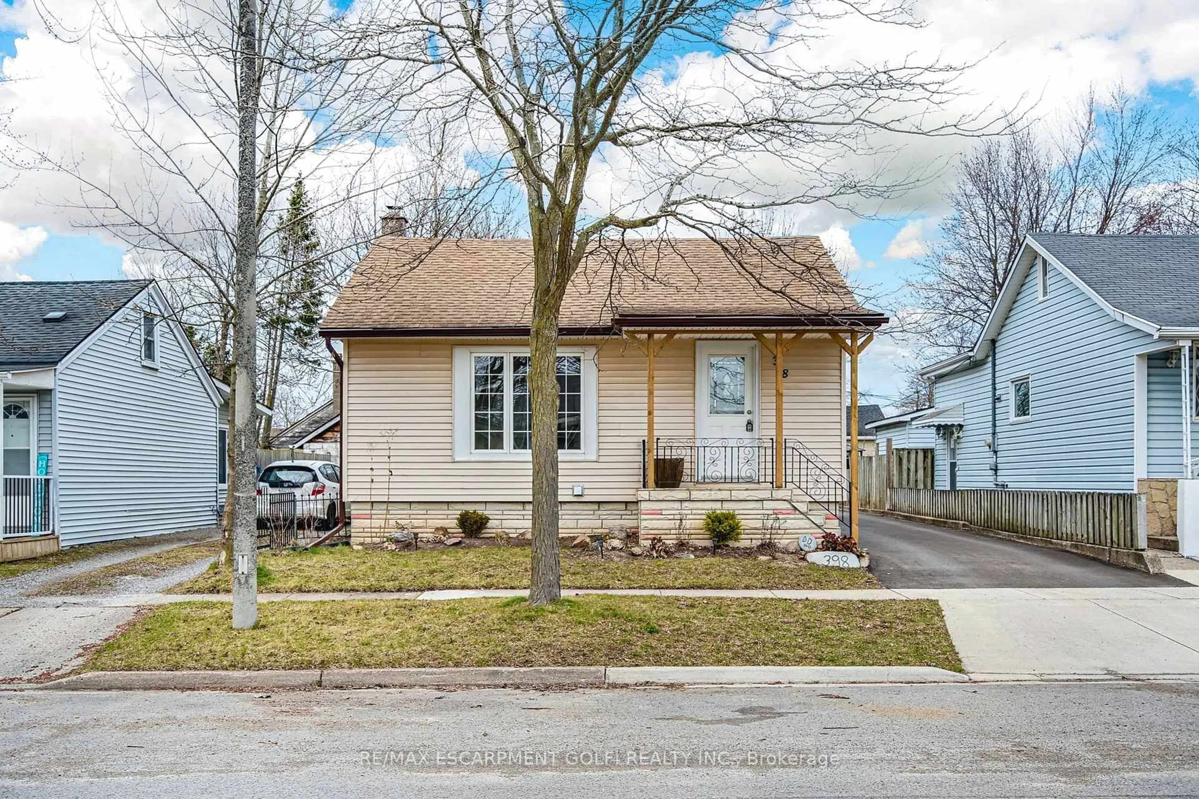 Home with vinyl exterior material, street for 398 Navy St, Welland Ontario L3B 4Y4