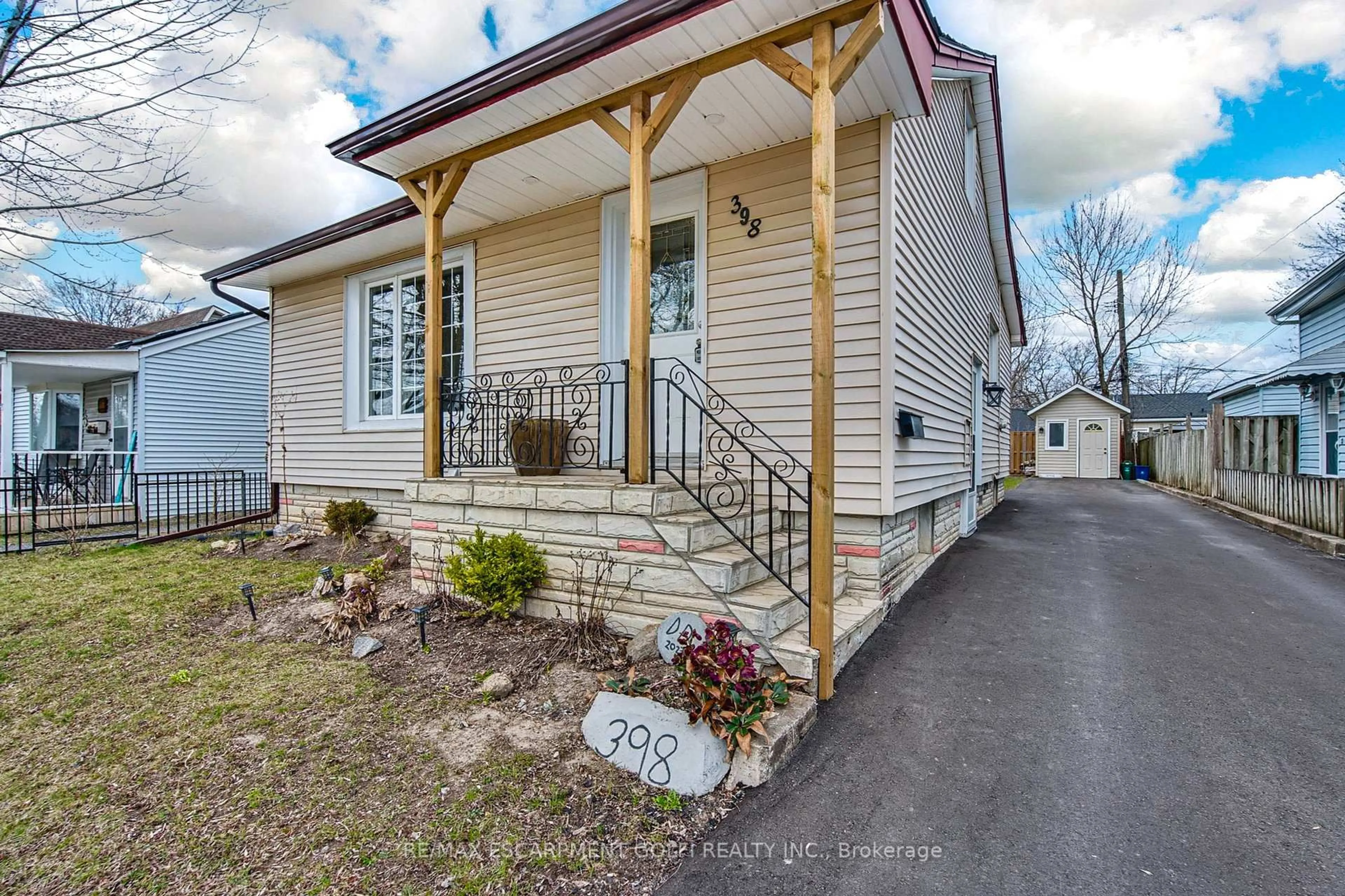 Home with vinyl exterior material, street for 398 Navy St, Welland Ontario L3B 4Y4
