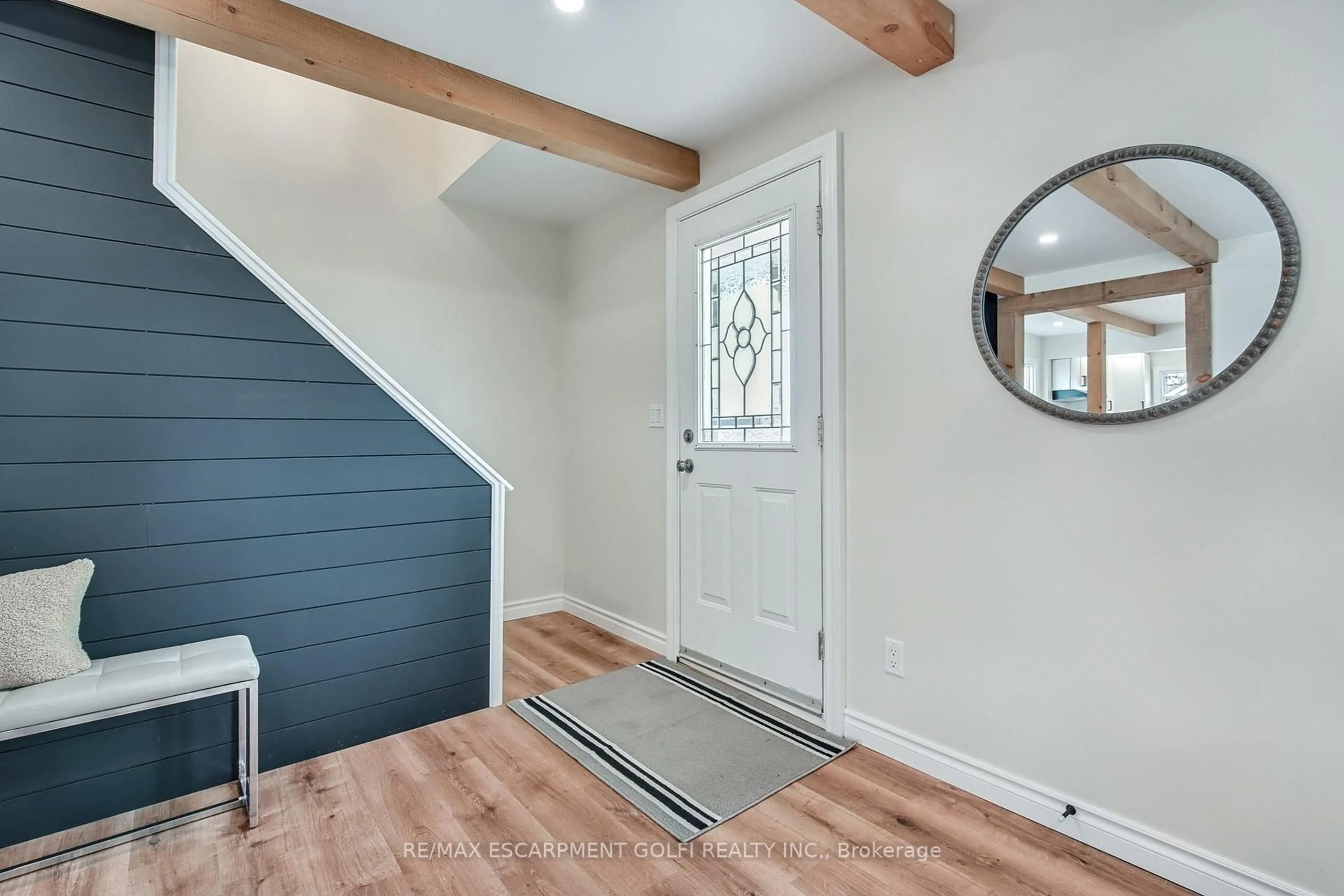 Indoor entryway for 398 Navy St, Welland Ontario L3B 4Y4