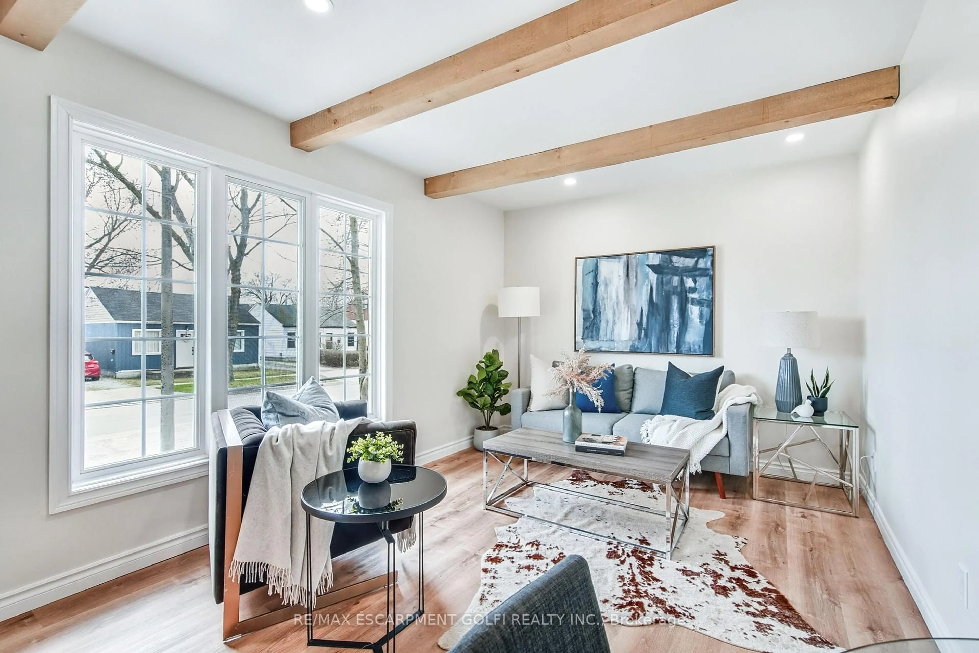 Living room with furniture, wood/laminate floor for 398 Navy St, Welland Ontario L3B 4Y4
