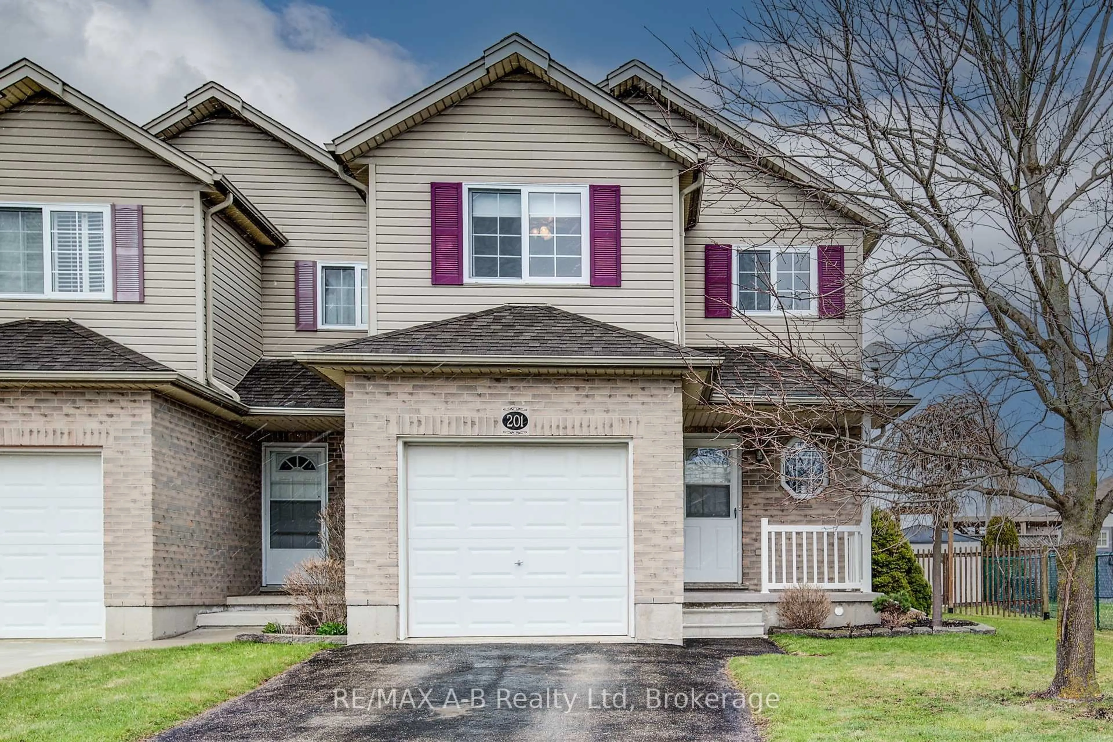Home with vinyl exterior material, street for 201 Frederick Crt, East Zorra-Tavistock Ontario N0B 2R0