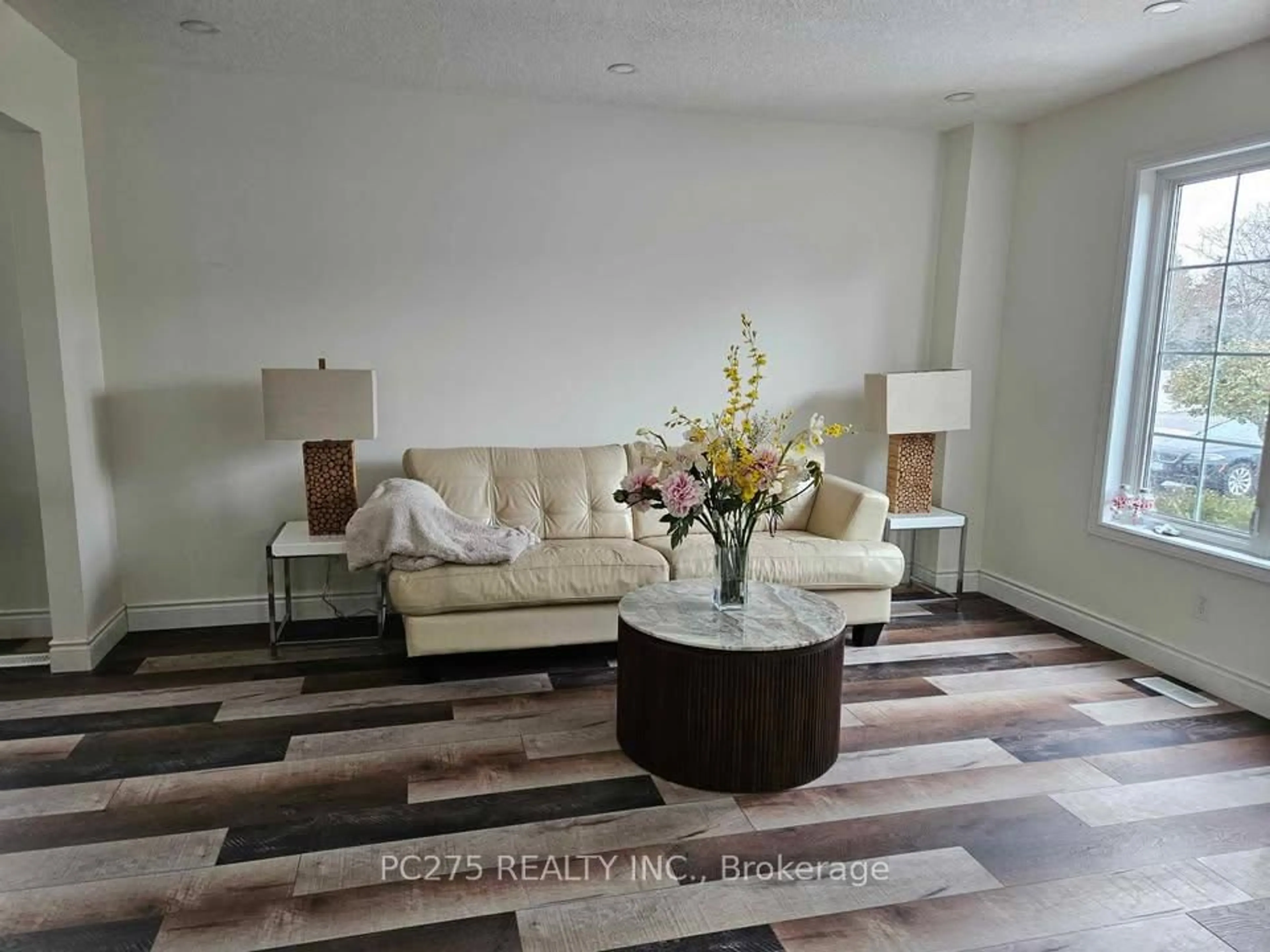 Living room with furniture, ceramic/tile floor for 508 Barwick Cres, Waterloo Ontario N2K 3P6
