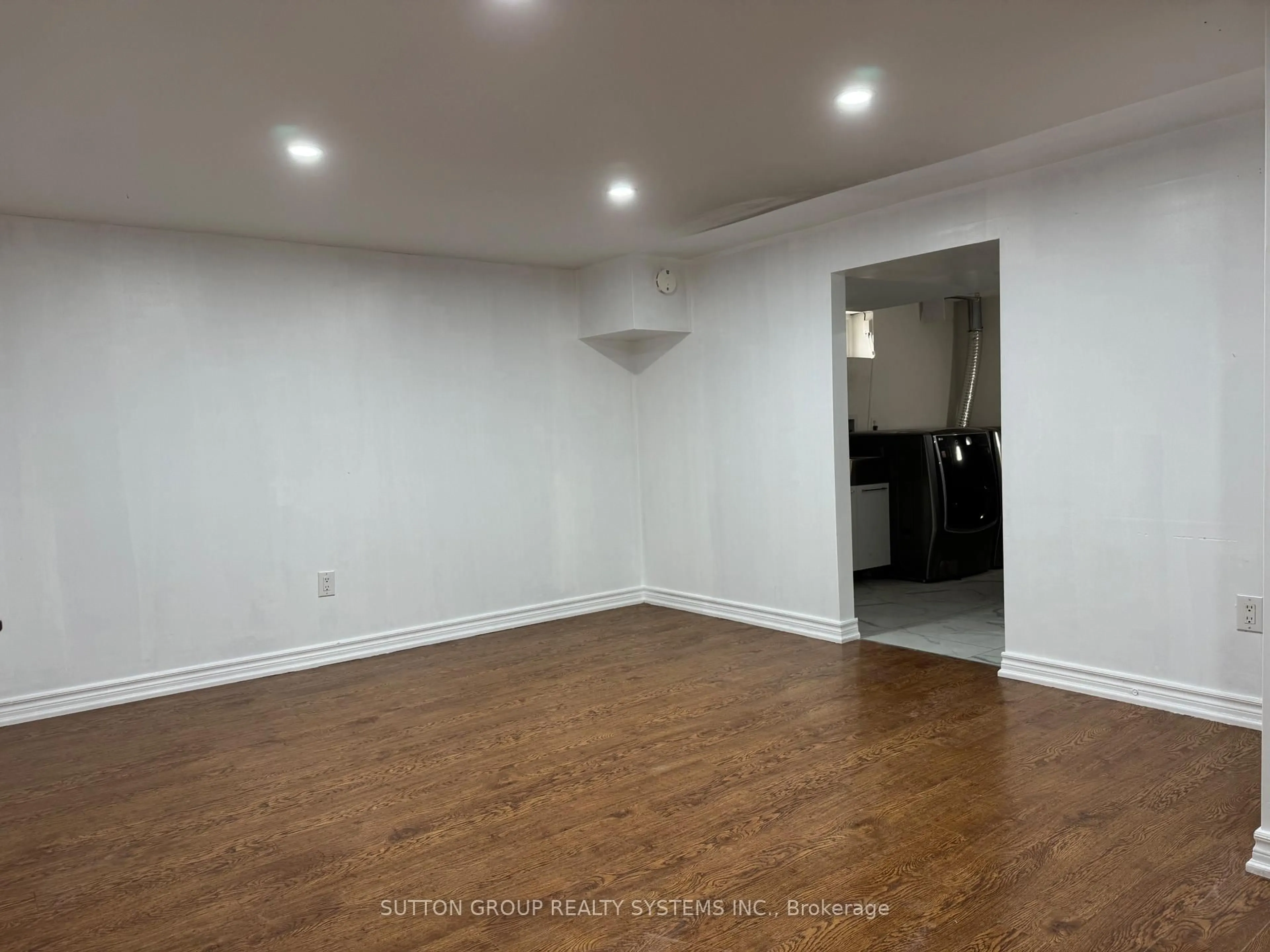 A pic of a room for 101 Henley Dr, Hamilton Ontario L8E 4M3