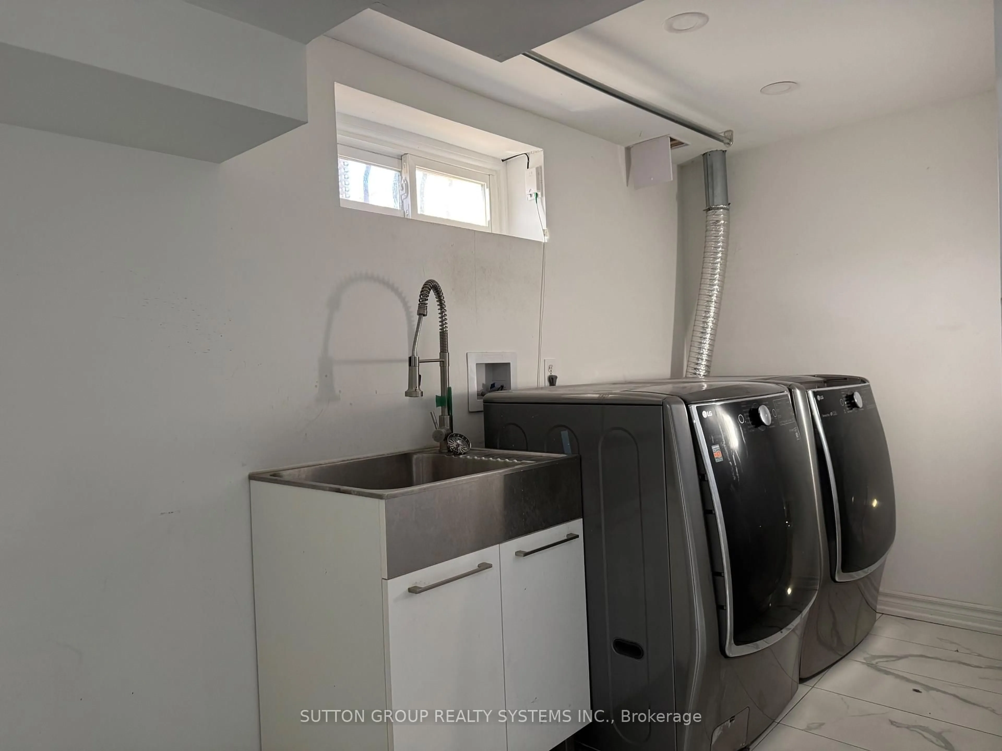 Laundry room for 101 Henley Dr, Hamilton Ontario L8E 4M3