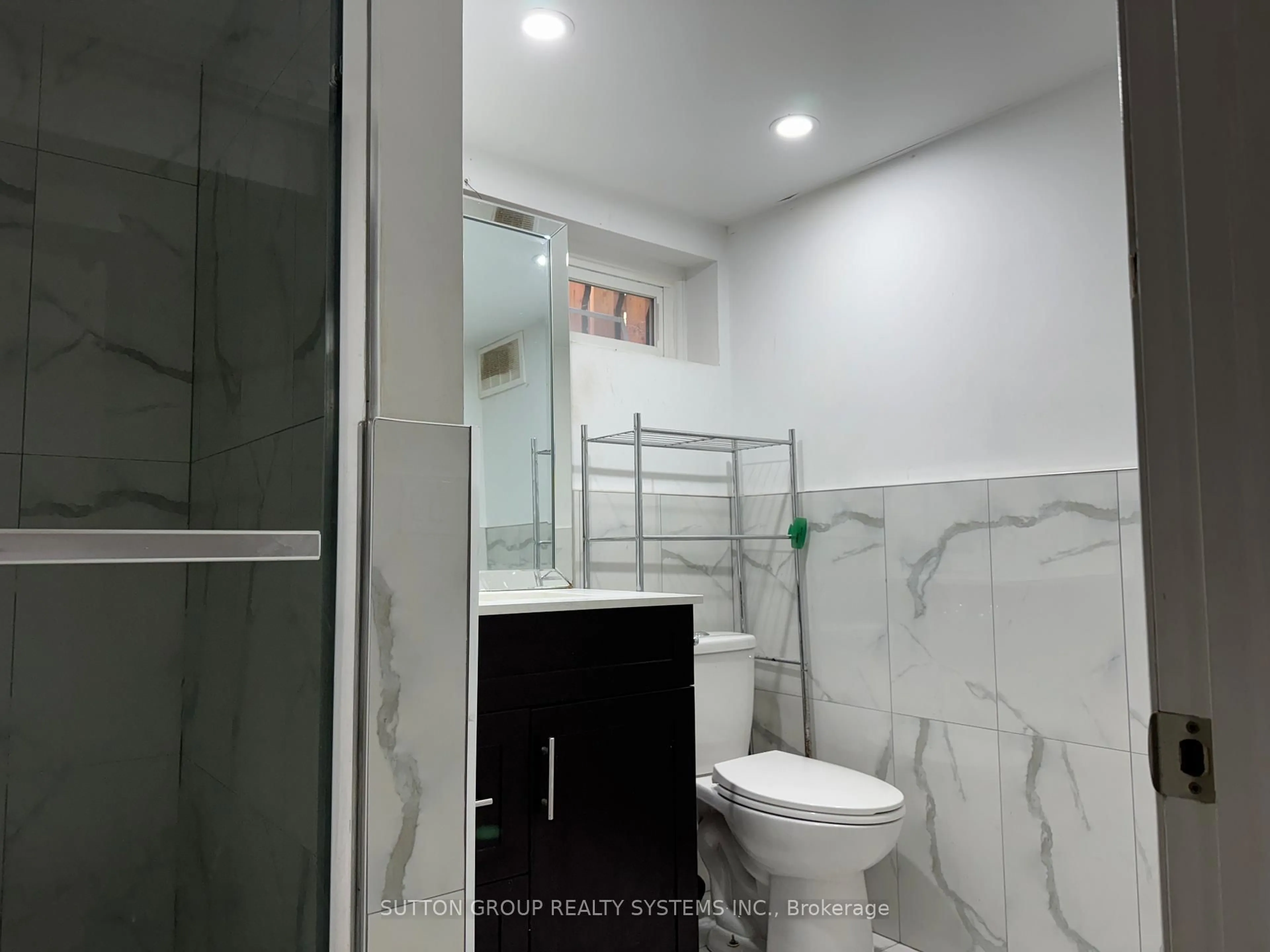 Standard bathroom, unknown for 101 Henley Dr, Hamilton Ontario L8E 4M3