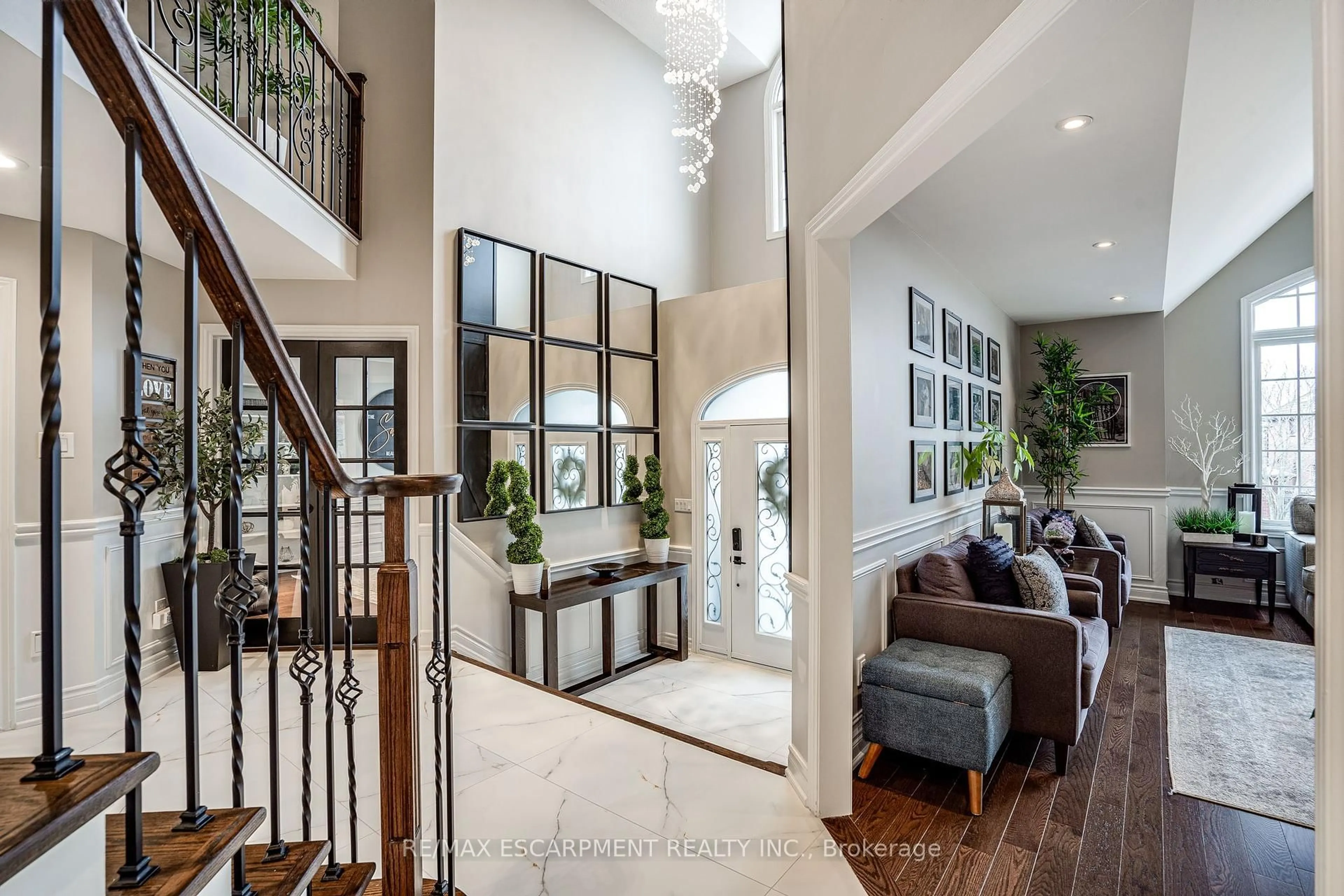 Indoor foyer for 8 Orr Cres, Hamilton Ontario L8G 5C6