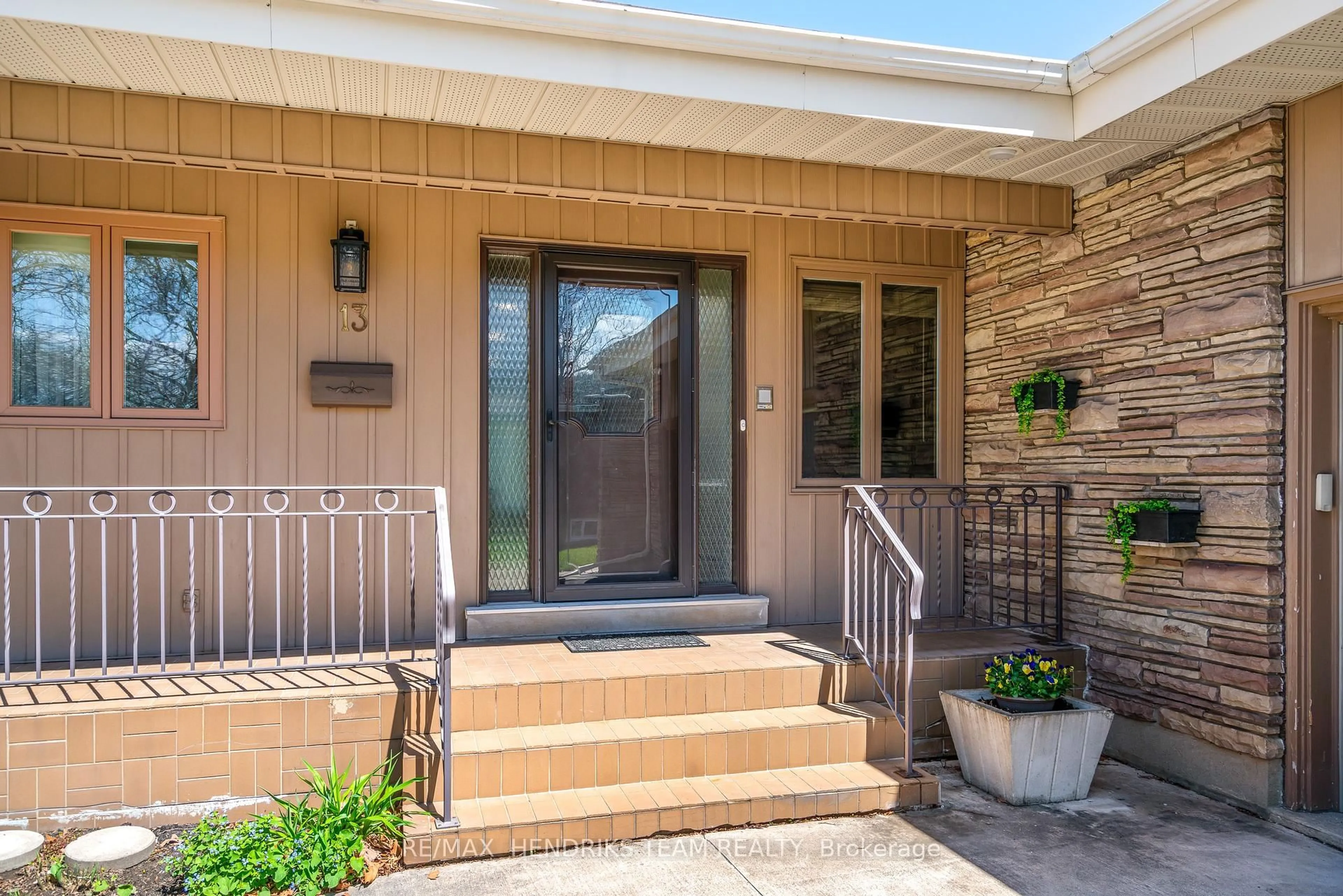 Indoor entryway for 13 Jasmin Cres, St. Catharines Ontario L2T 2B9