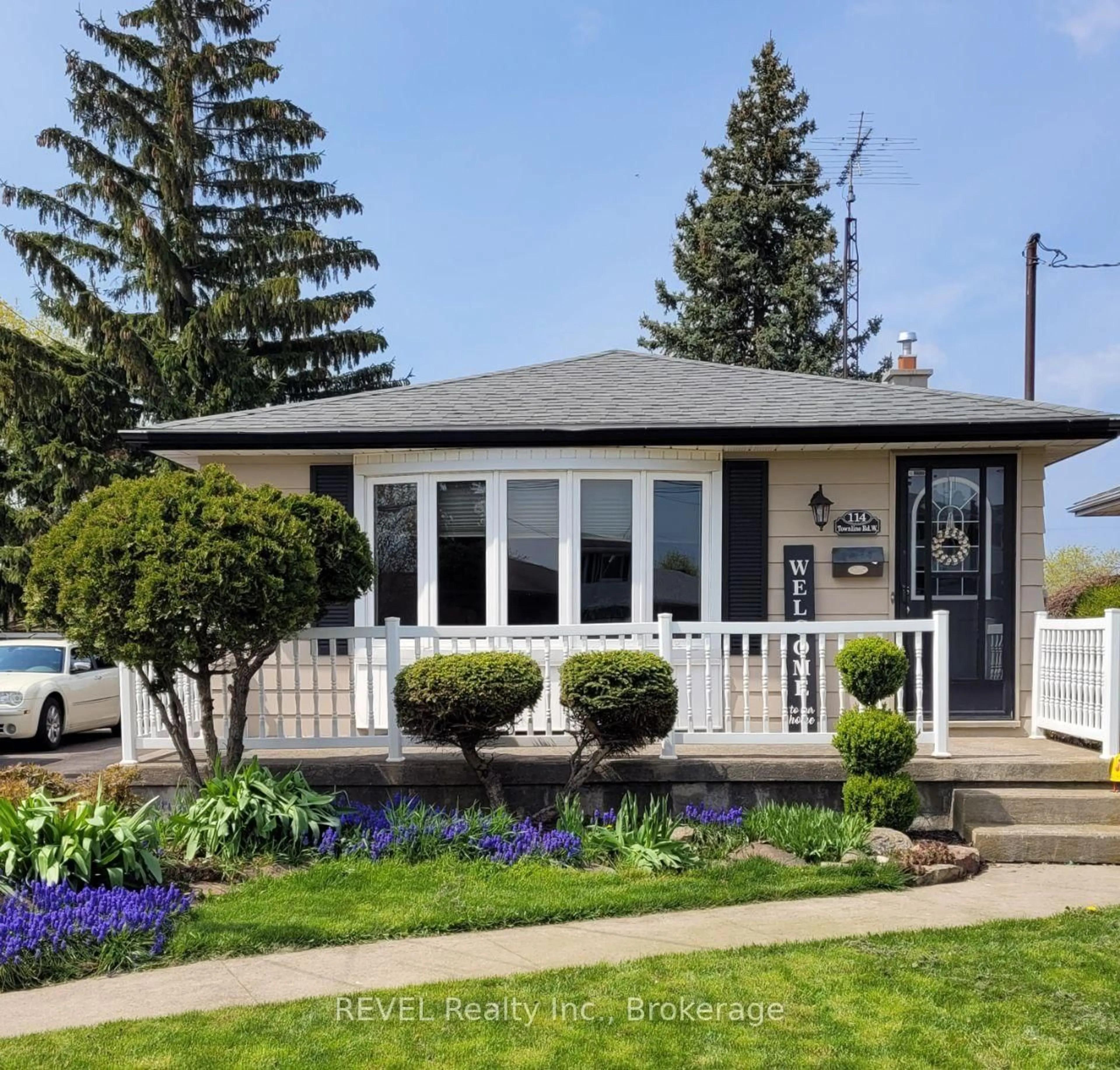 Home with vinyl exterior material, street for 114 Townline Rd, St. Catharines Ontario L2T 1P7