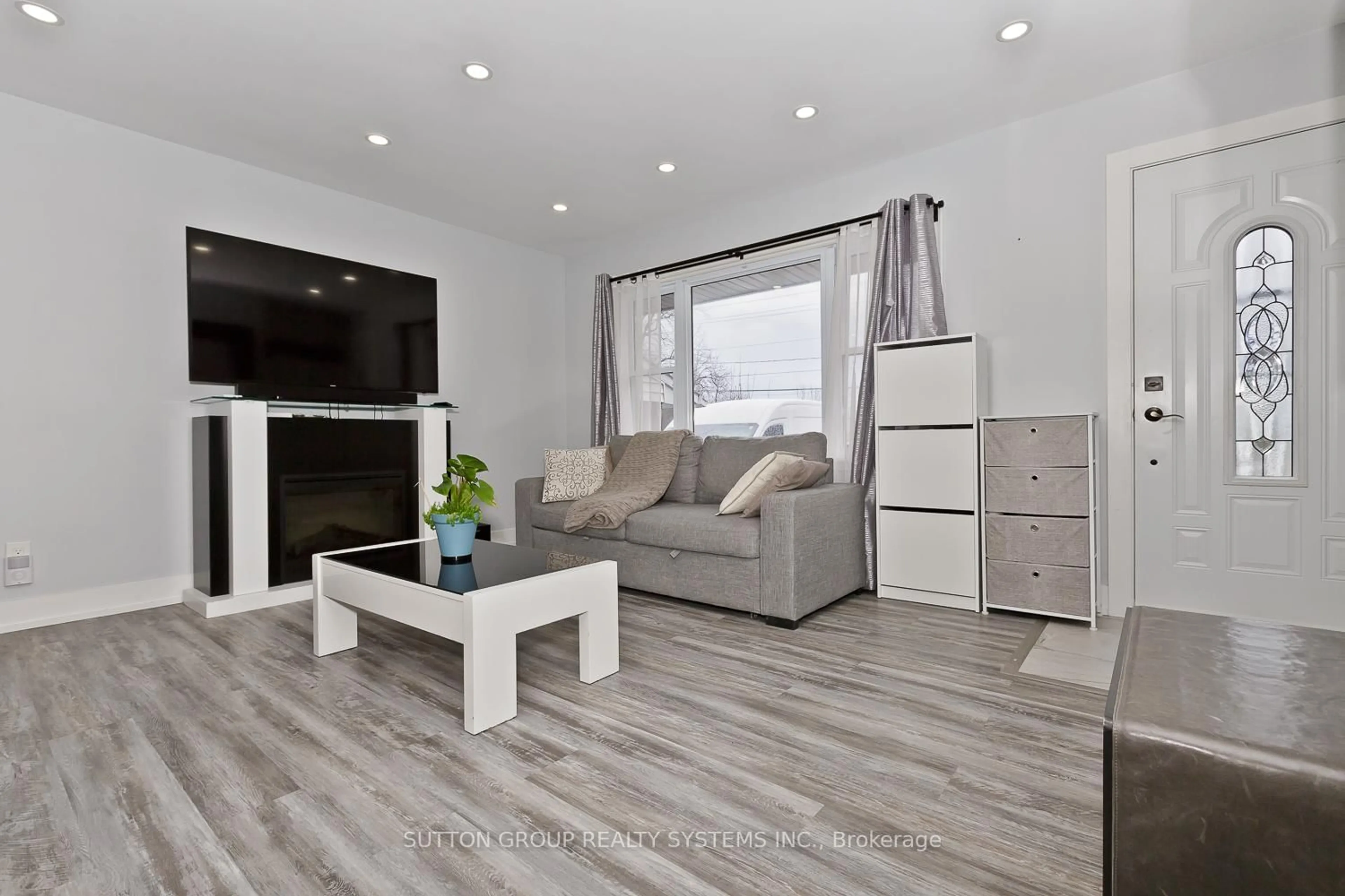Living room with furniture, wood/laminate floor for 359 Bunting Rd, St. Catharines Ontario L2M 3Y5