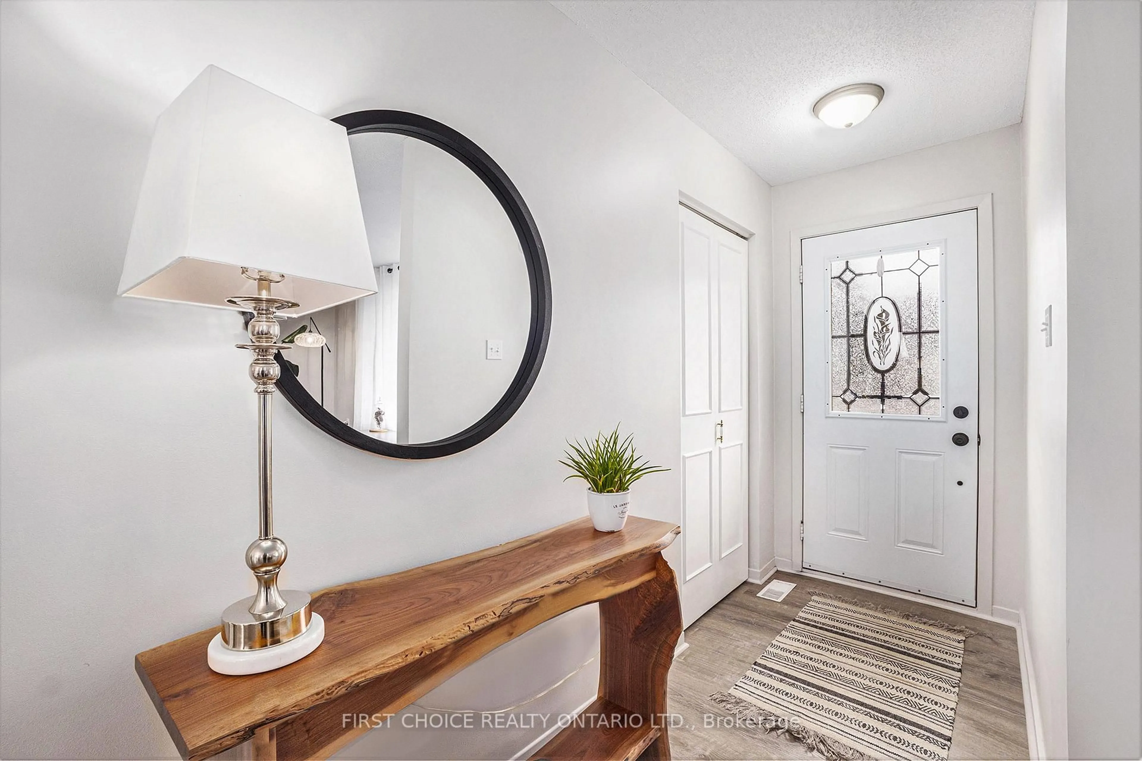 Indoor entryway for 1125 Barnett Dr, Ottawa Ontario K4C 1C7