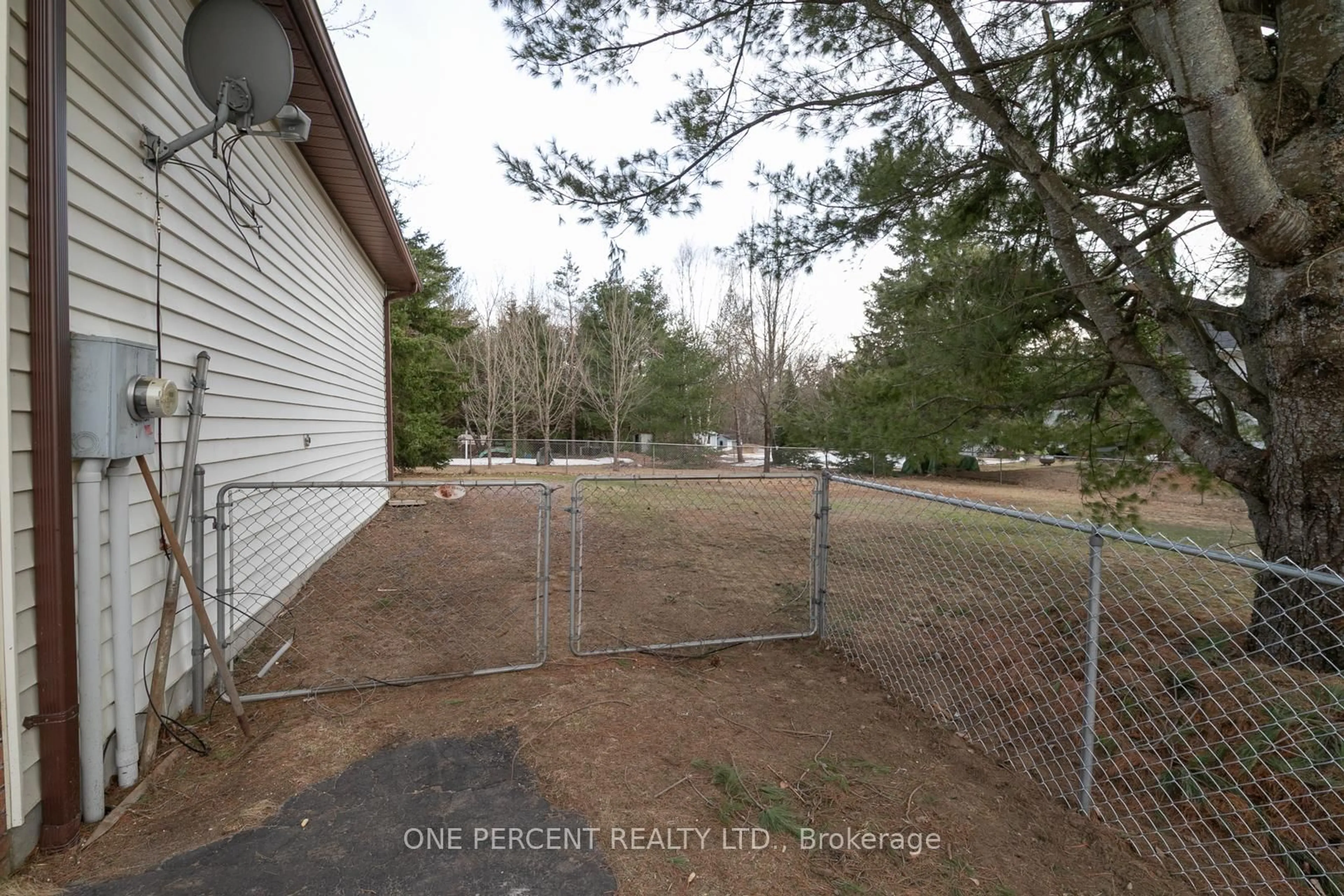 A pic from outside/outdoor area/front of a property/back of a property/a pic from drone, unknown for 34 Meadow Heights Dr, Bracebridge Ontario P1L 1A2