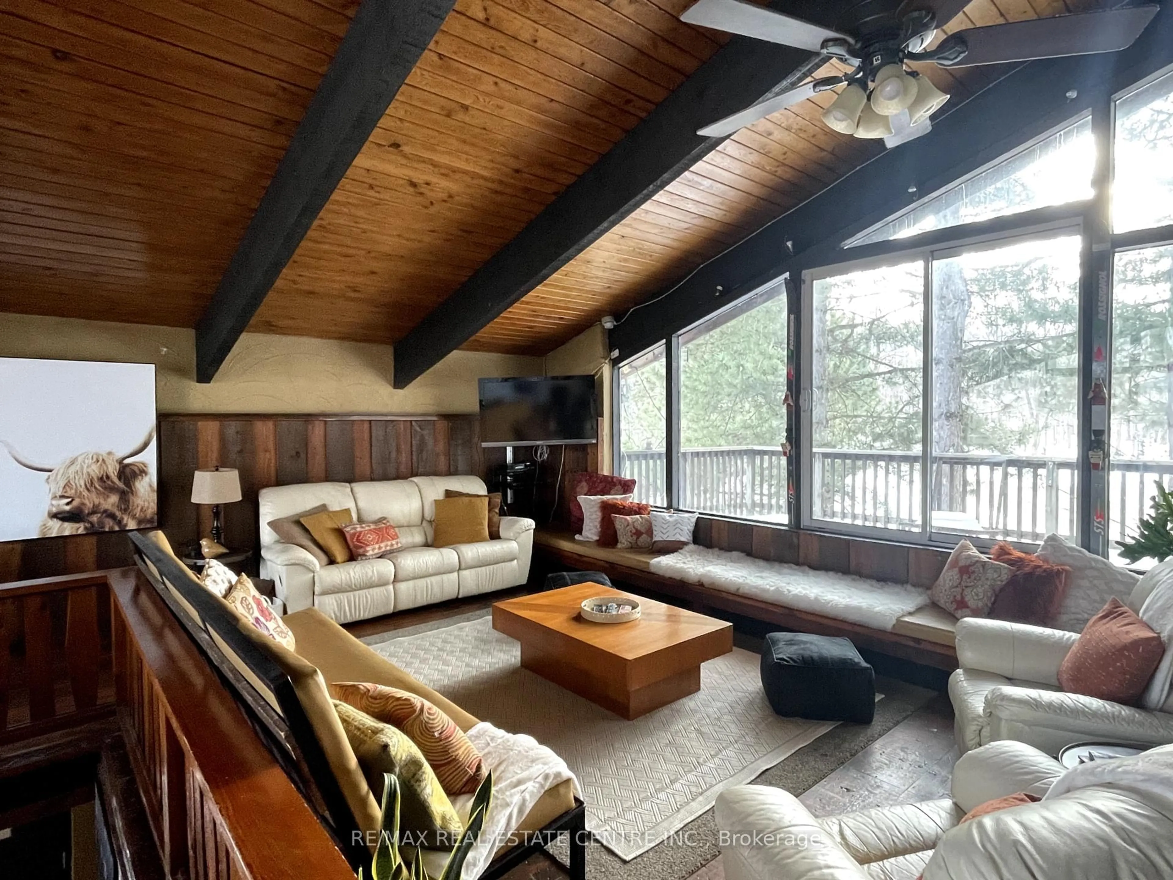 Living room with furniture, wood/laminate floor for 159 Birch View Tr, Blue Mountains Ontario L9Y 0M2
