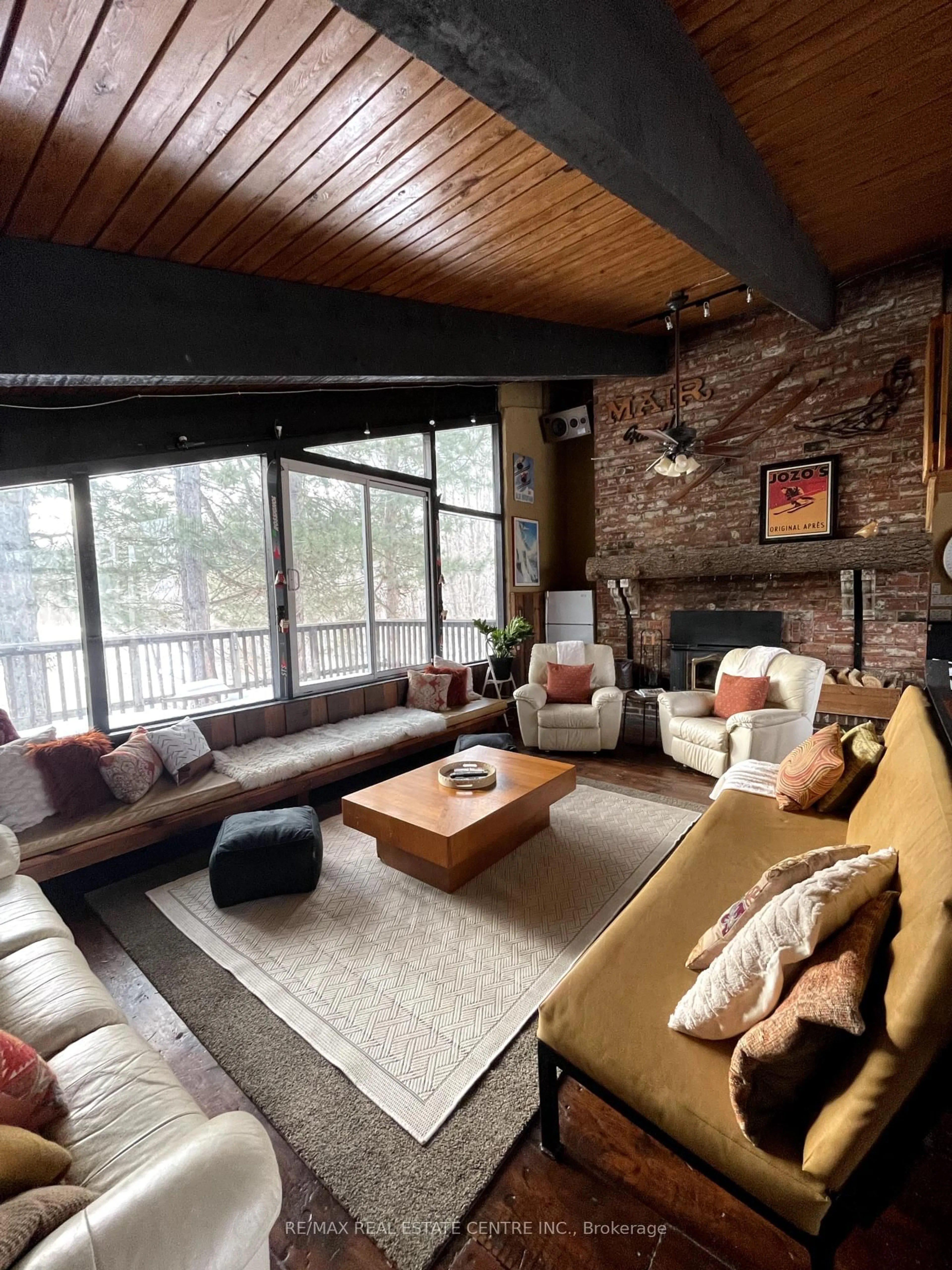 Living room with furniture, unknown for 159 Birch View Tr, Blue Mountains Ontario L9Y 0M2