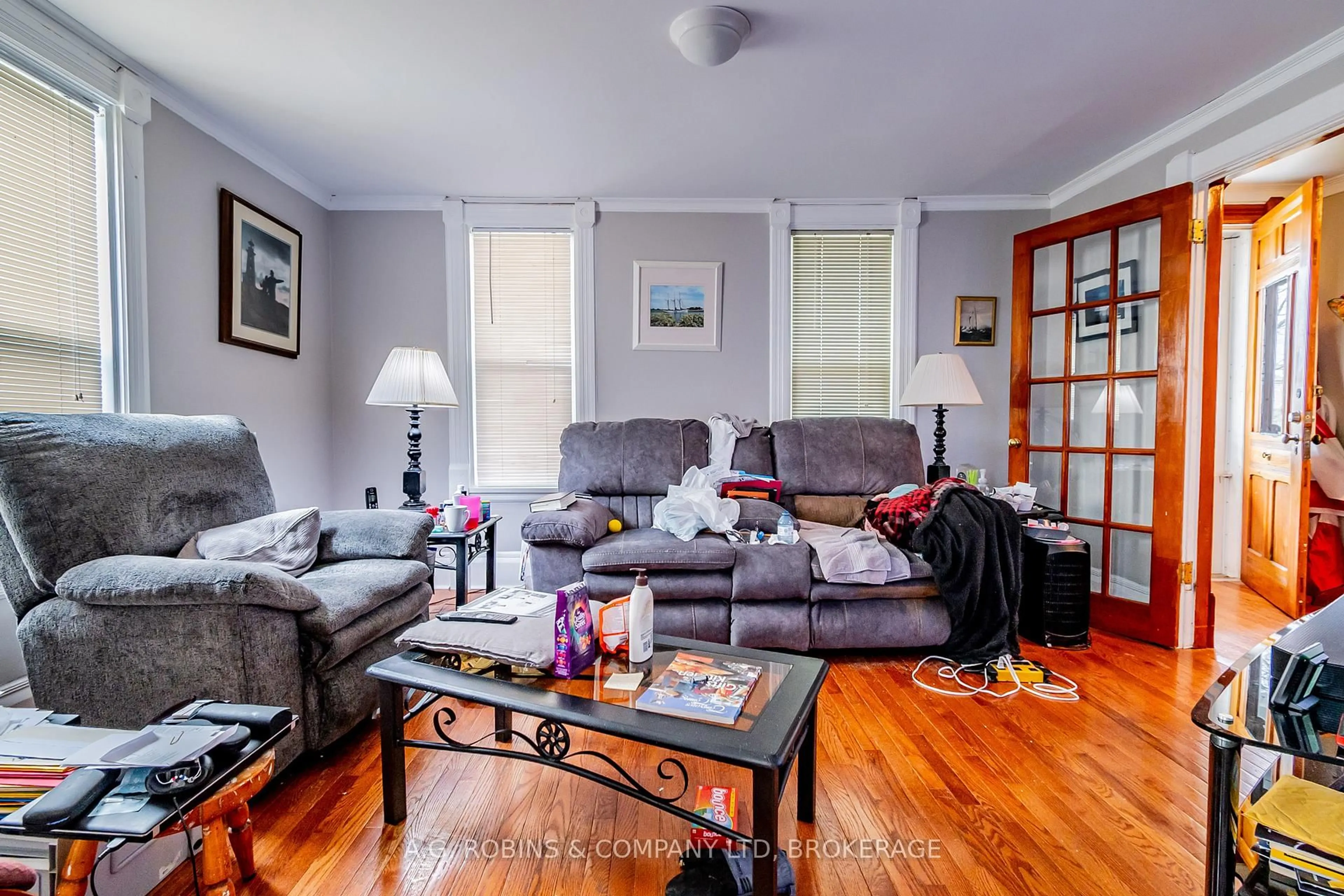 Living room with furniture, wood/laminate floor for 54 Lock St, Welland Ontario L3C 1E4