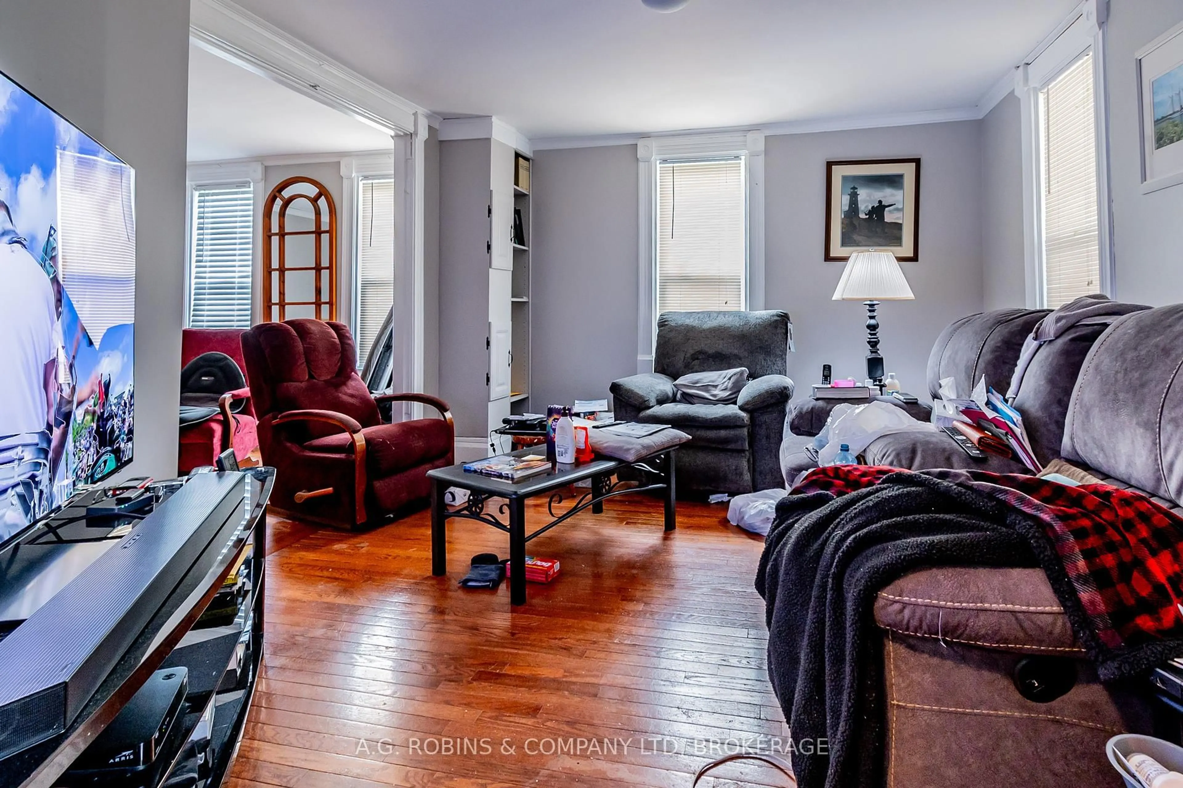 Living room with furniture, unknown for 54 Lock St, Welland Ontario L3C 1E4