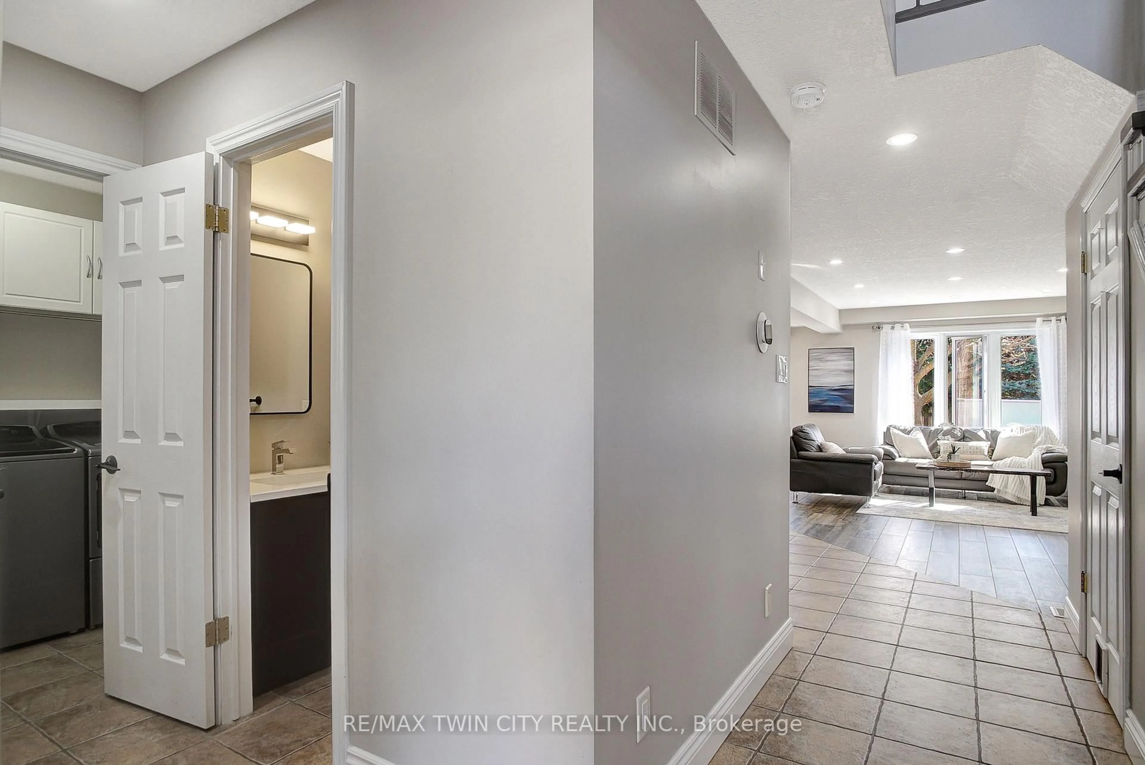 Indoor foyer for 141 Steepleridge St, Kitchener Ontario N2P 2W2
