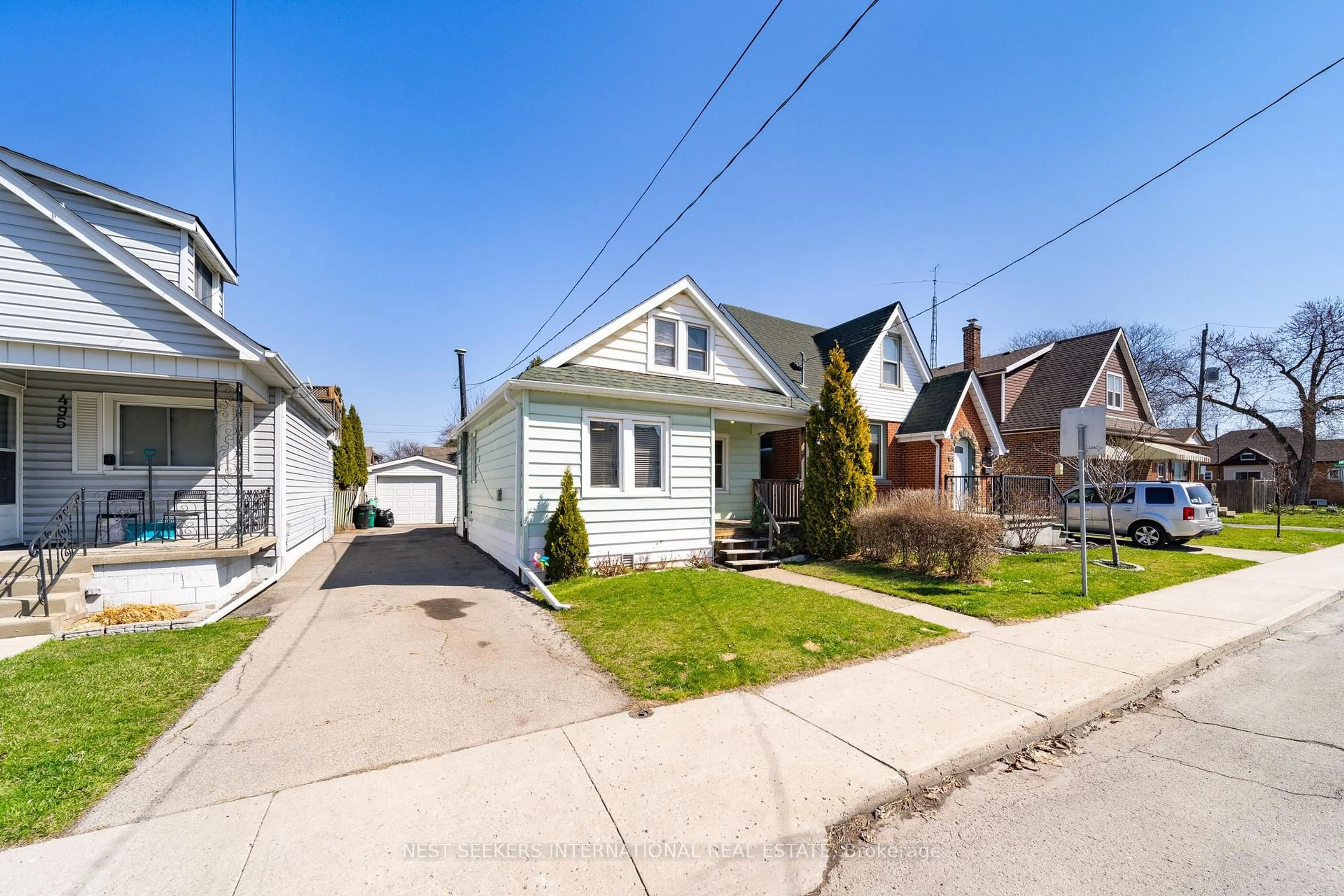 Home with vinyl exterior material, street for 497 Britannia Ave, Hamilton Ontario L8H 1Z5