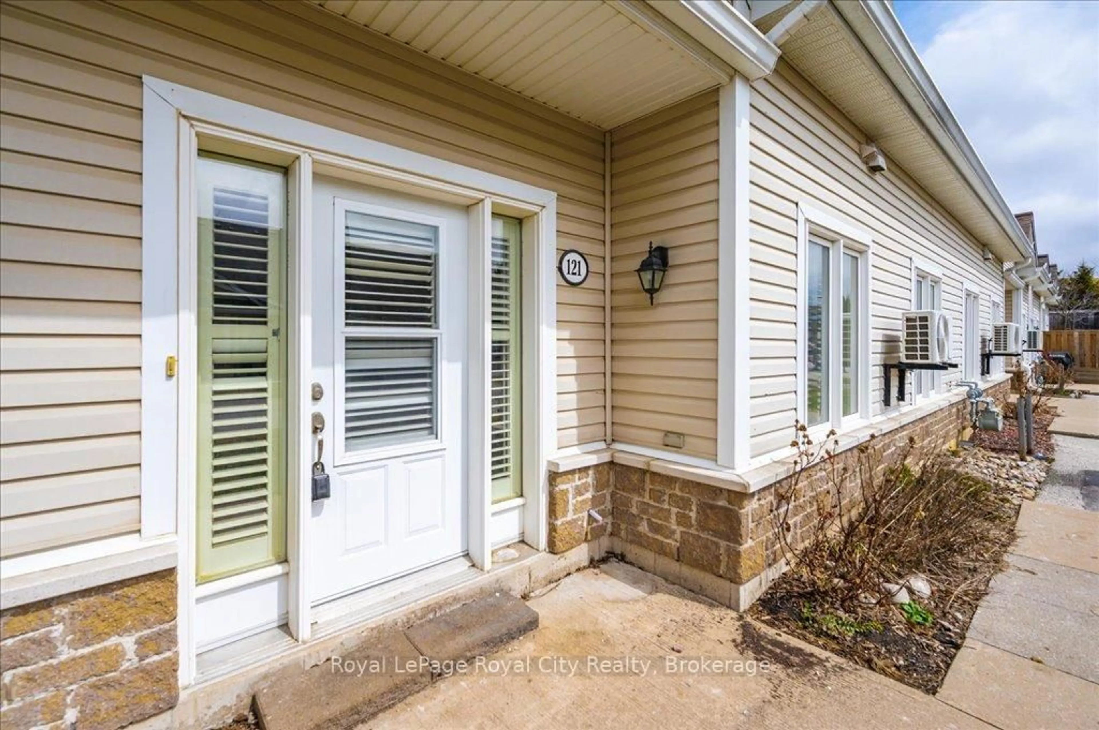 Indoor entryway for 760 Woodhill Dr #121, Centre Wellington Ontario N1M 3W5