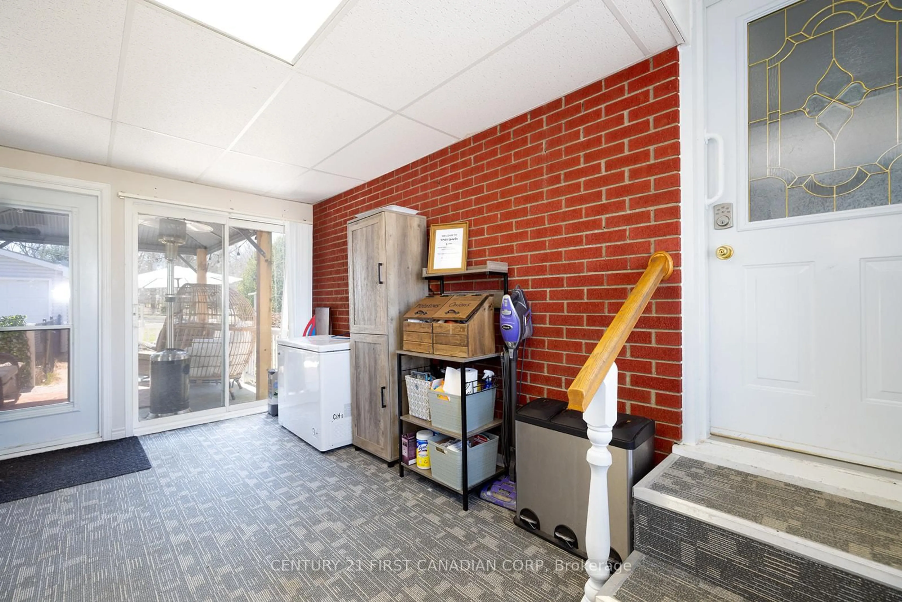 Indoor foyer for 43409 Sparta Line, Central Elgin Ontario N5P 3S8