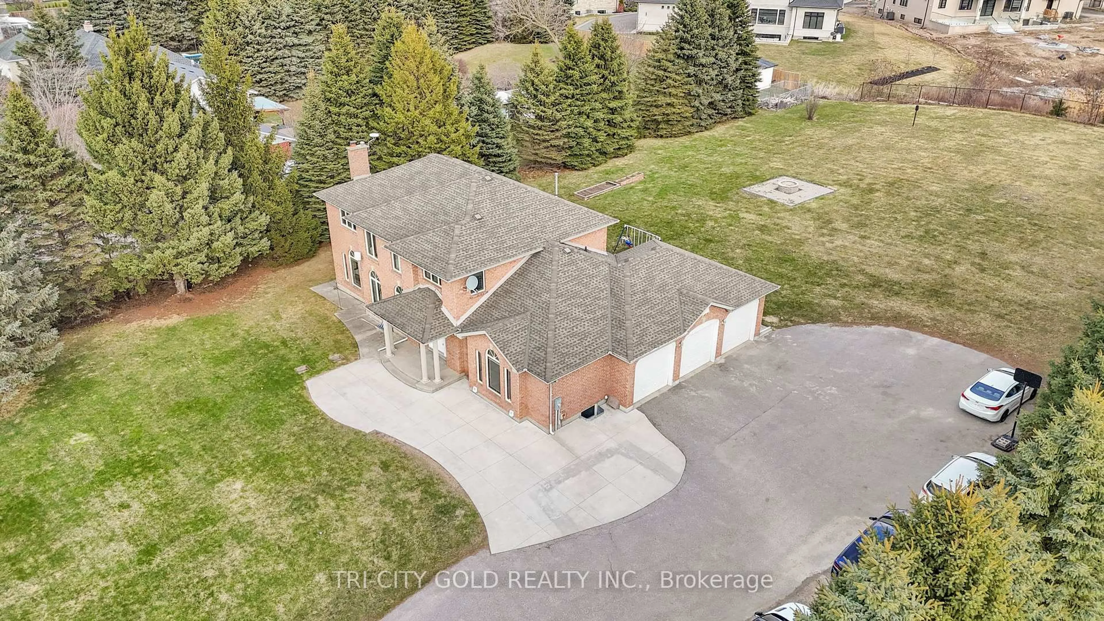 A pic from outside/outdoor area/front of a property/back of a property/a pic from drone, street for 2 Currie Dr, Puslinch Ontario N0B 2C0