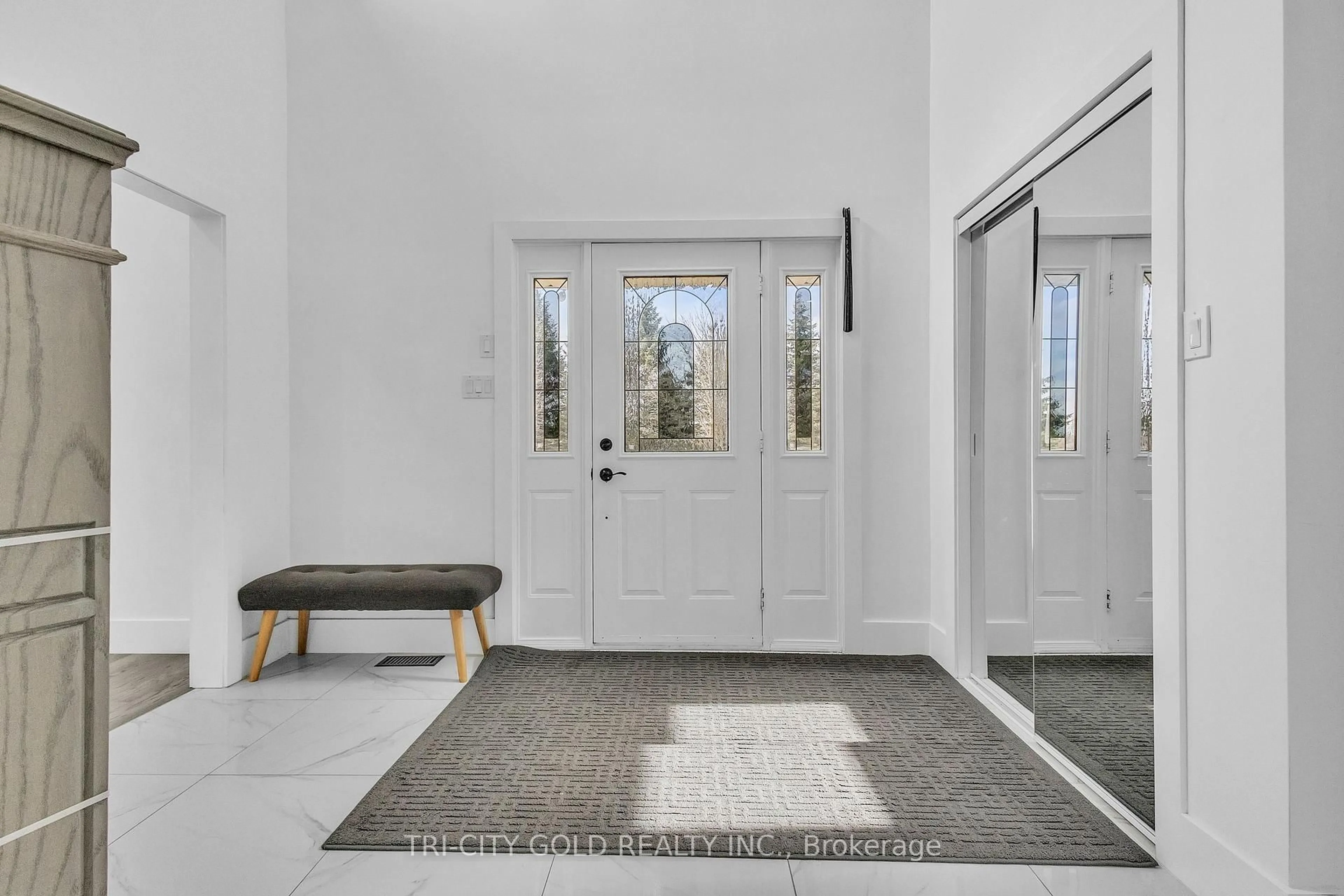 Indoor entryway for 2 Currie Dr, Puslinch Ontario N0B 2C0