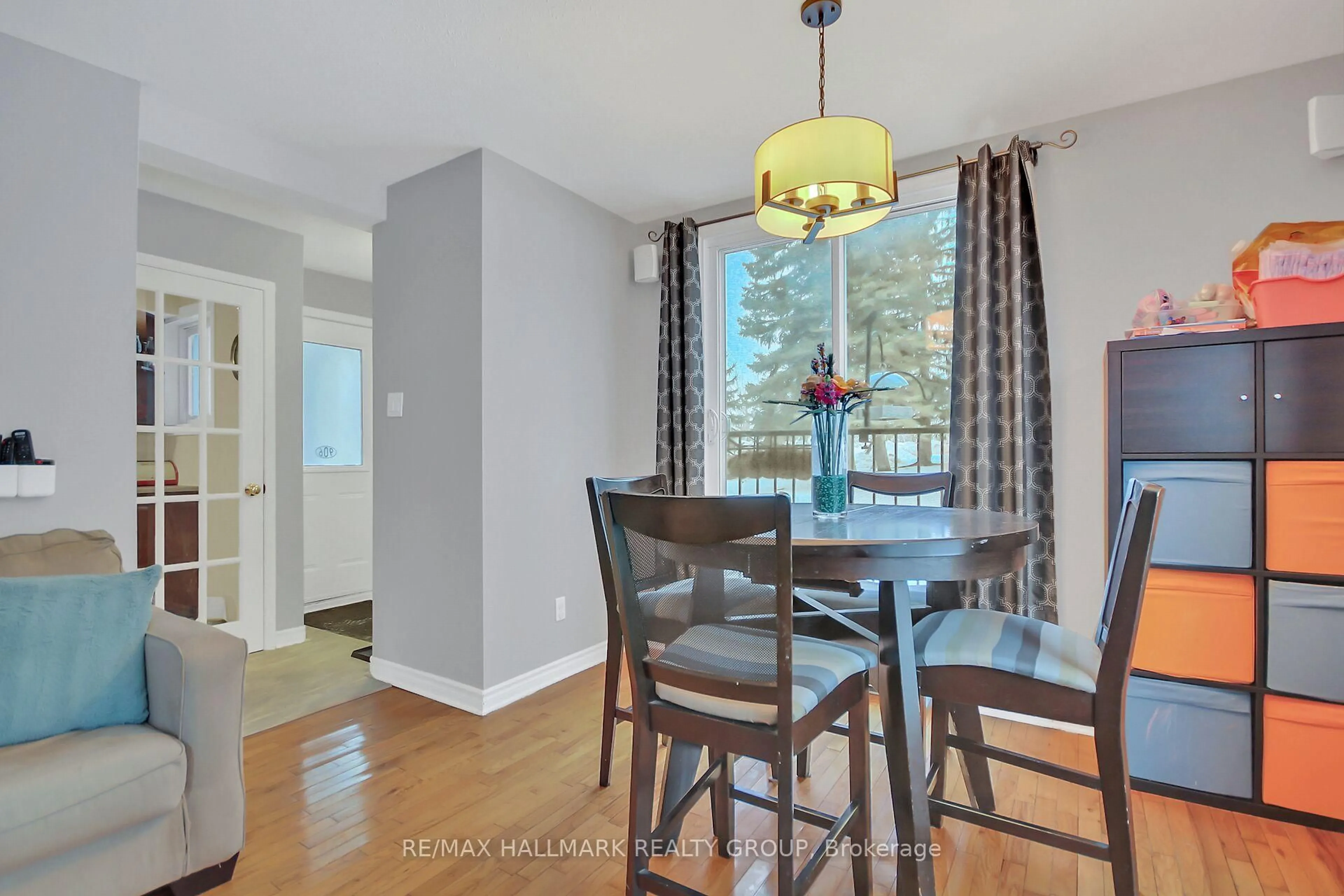 Dining room, wood/laminate floor for 906 Tanguay Crt, Ottawa Ontario K2L 3X5