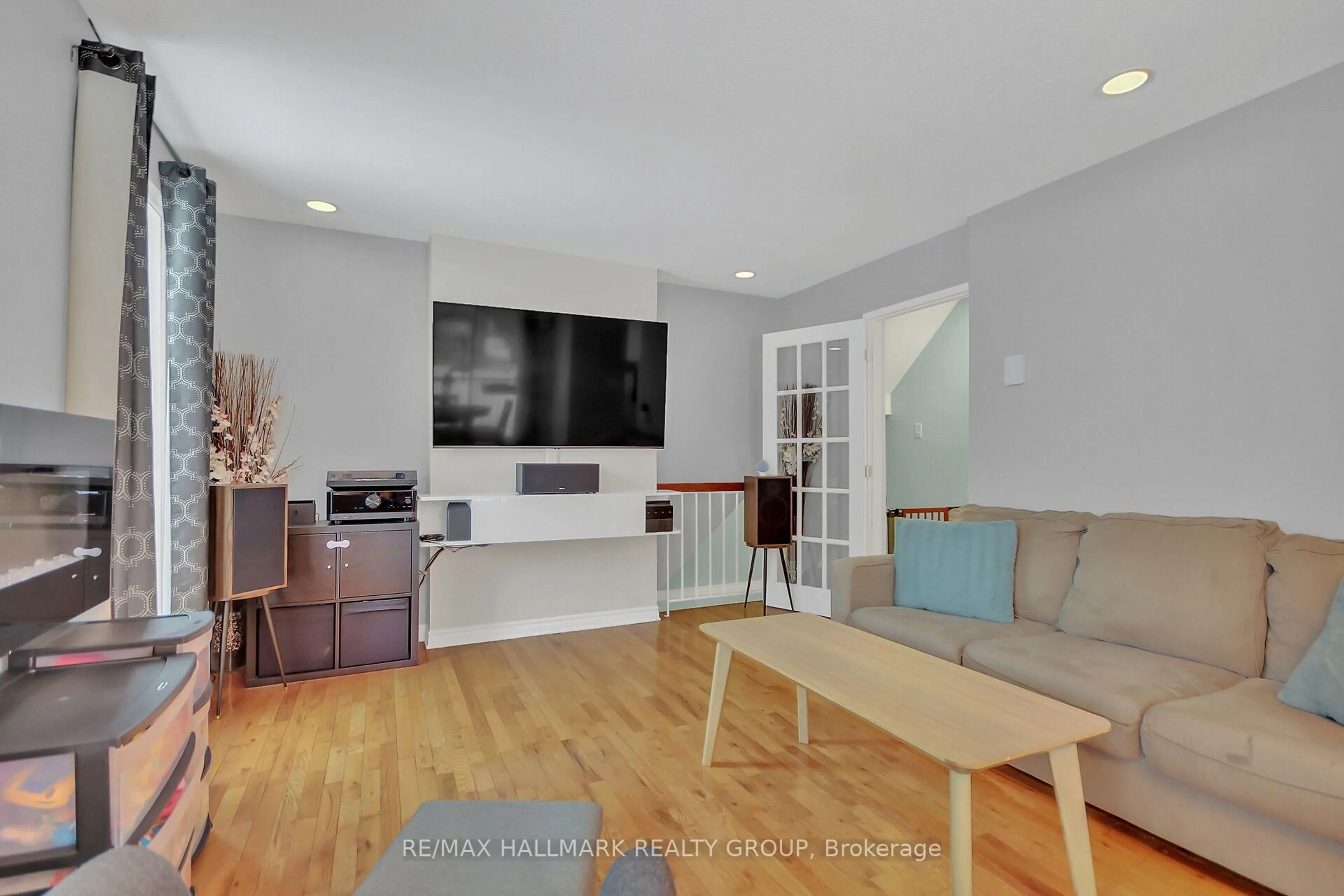 Living room with furniture, unknown for 906 Tanguay Crt, Ottawa Ontario K2L 3X5